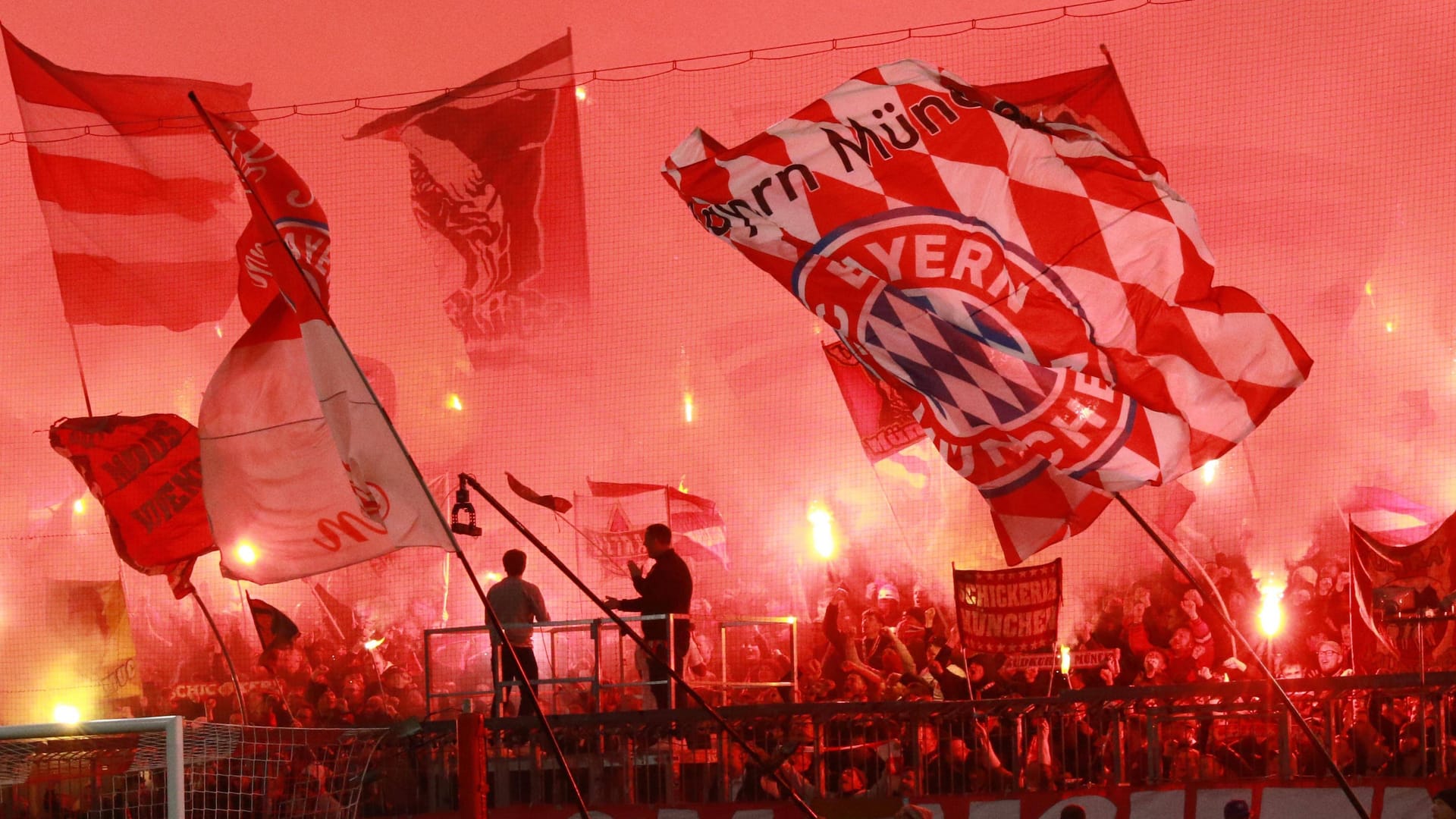 Bayern-Fans zünden Pyro (Archivbild): Diese Form der Anfeuerung kostet den Verein nun eine Menge Geld.