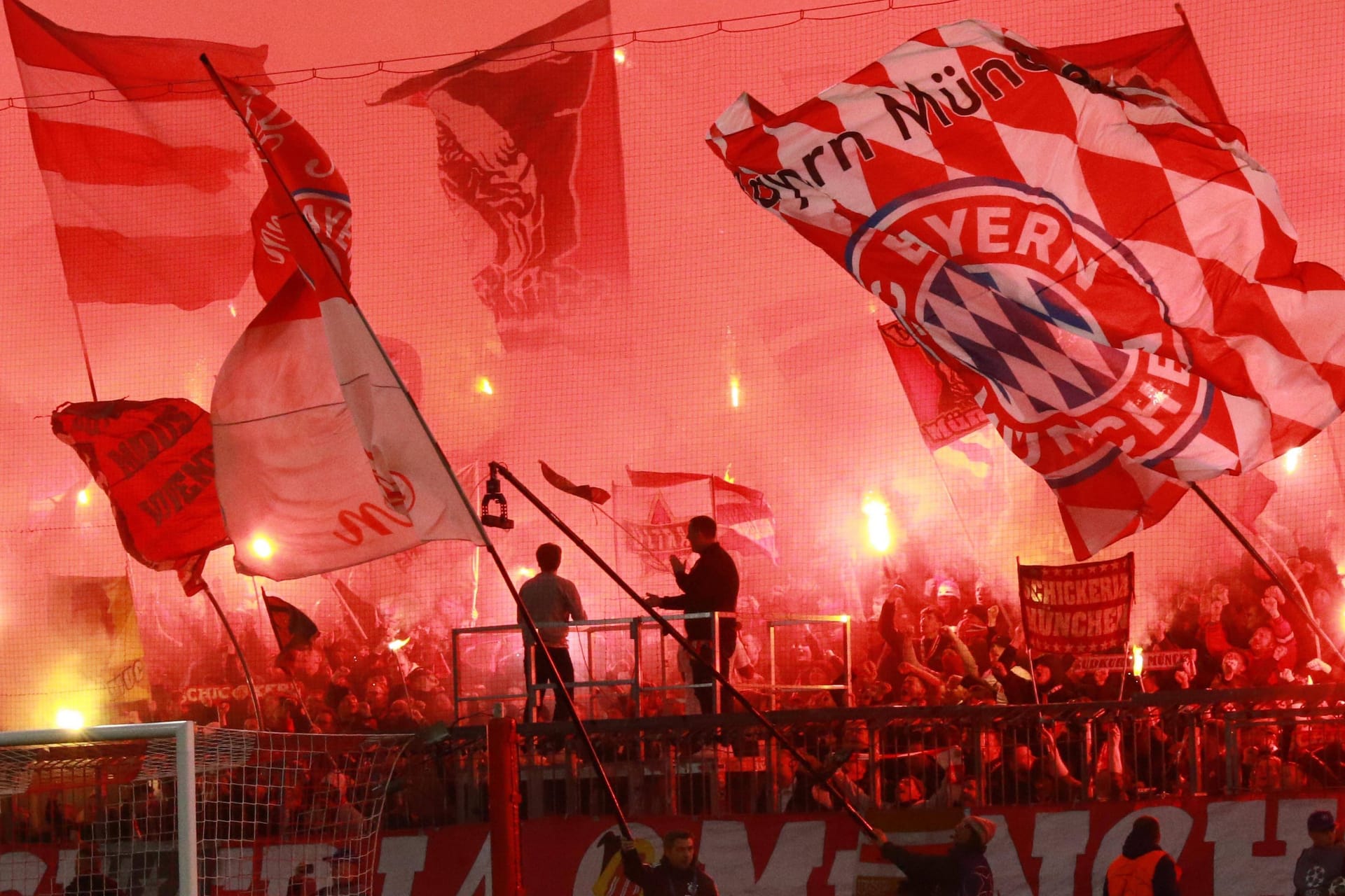 Bayern-Fans zünden Pyro (Archivbild): Diese Form der Anfeuerung kostet den Verein nun eine Menge Geld.