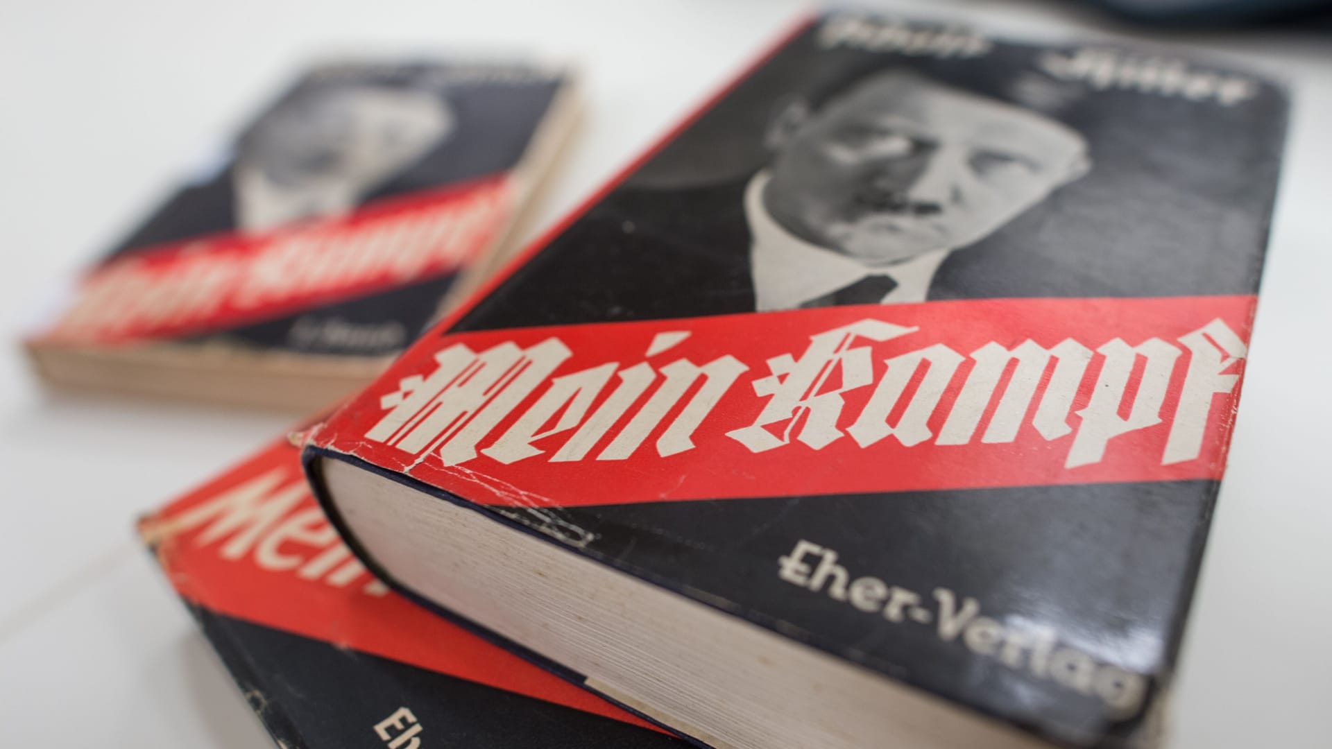 Adolf Hitler's "Mein Kampf": Durch das Buch wurde der Diktator reich.