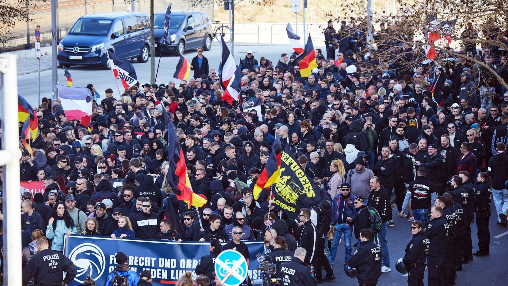 Teilnehmer einer rechtsextremistischen Demonstration versammeln sich am S-Bahnhof Ostkreuz: Sie werden durch Gegenproteste gestoppt.