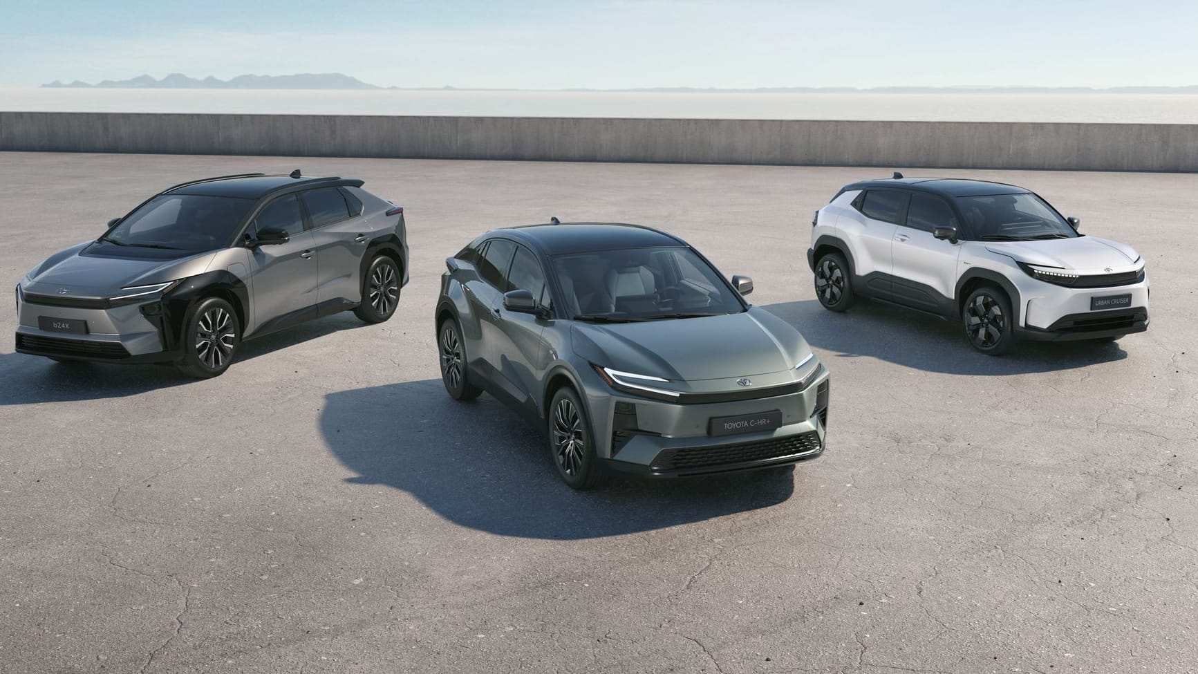 Toyota bZ4X (l-r), C-HR+ und Urban Cruiser