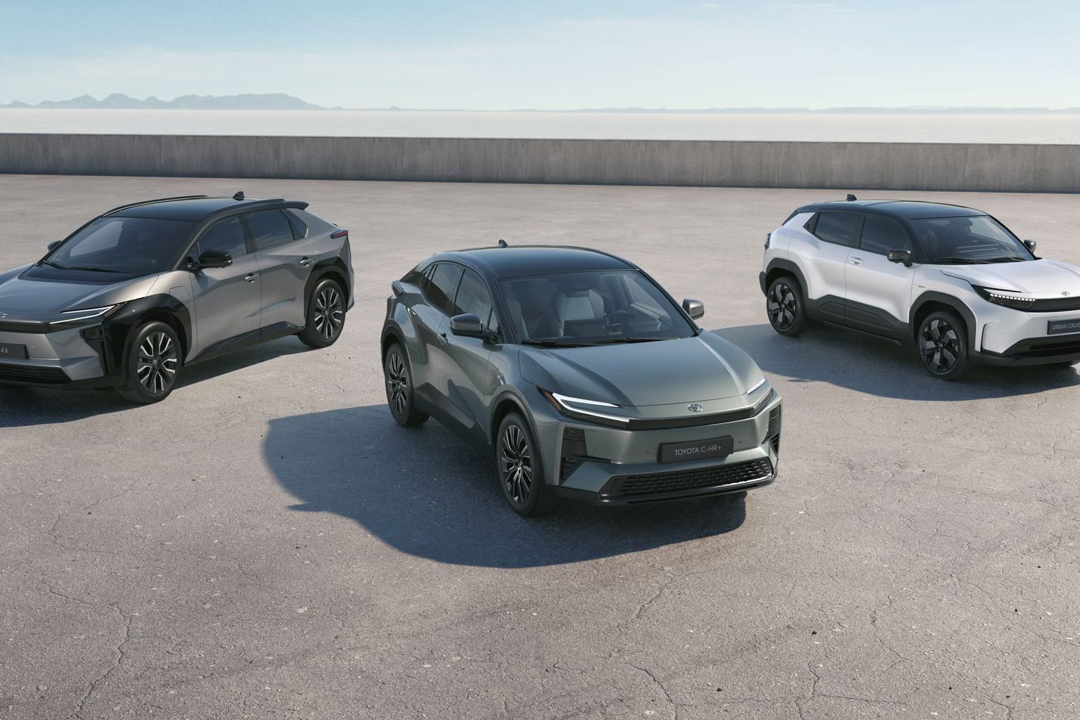 Toyota bZ4X (l-r), C-HR+ und Urban Cruiser