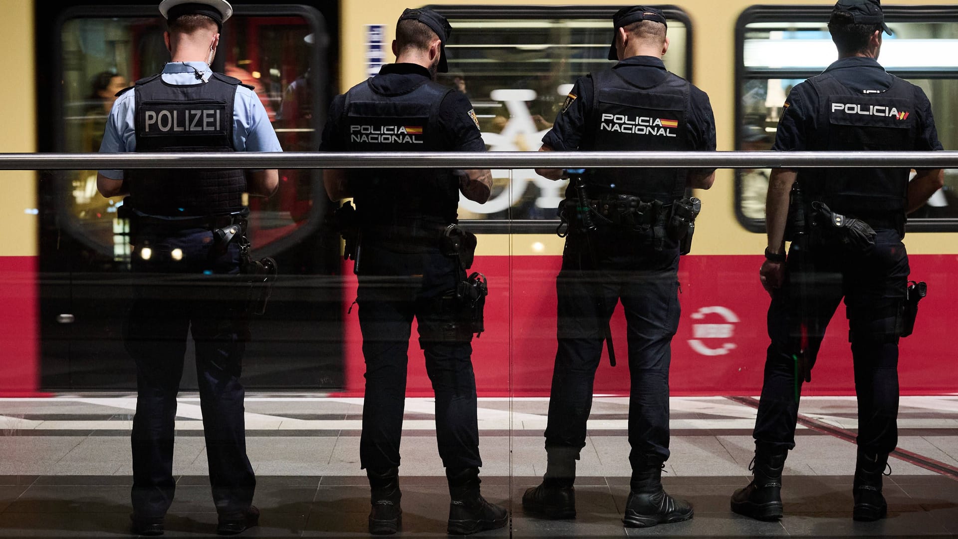 Deutsche und spanische Polizisten stehen auf dem Bahnsteig am Hauptbahnhof (Archivbild):