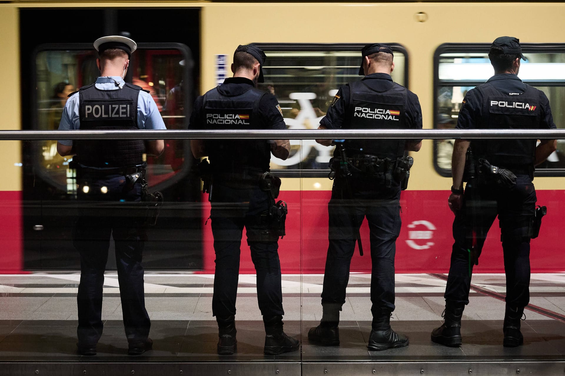 Deutsche und spanische Polizisten stehen auf dem Bahnsteig am Hauptbahnhof (Archivbild):