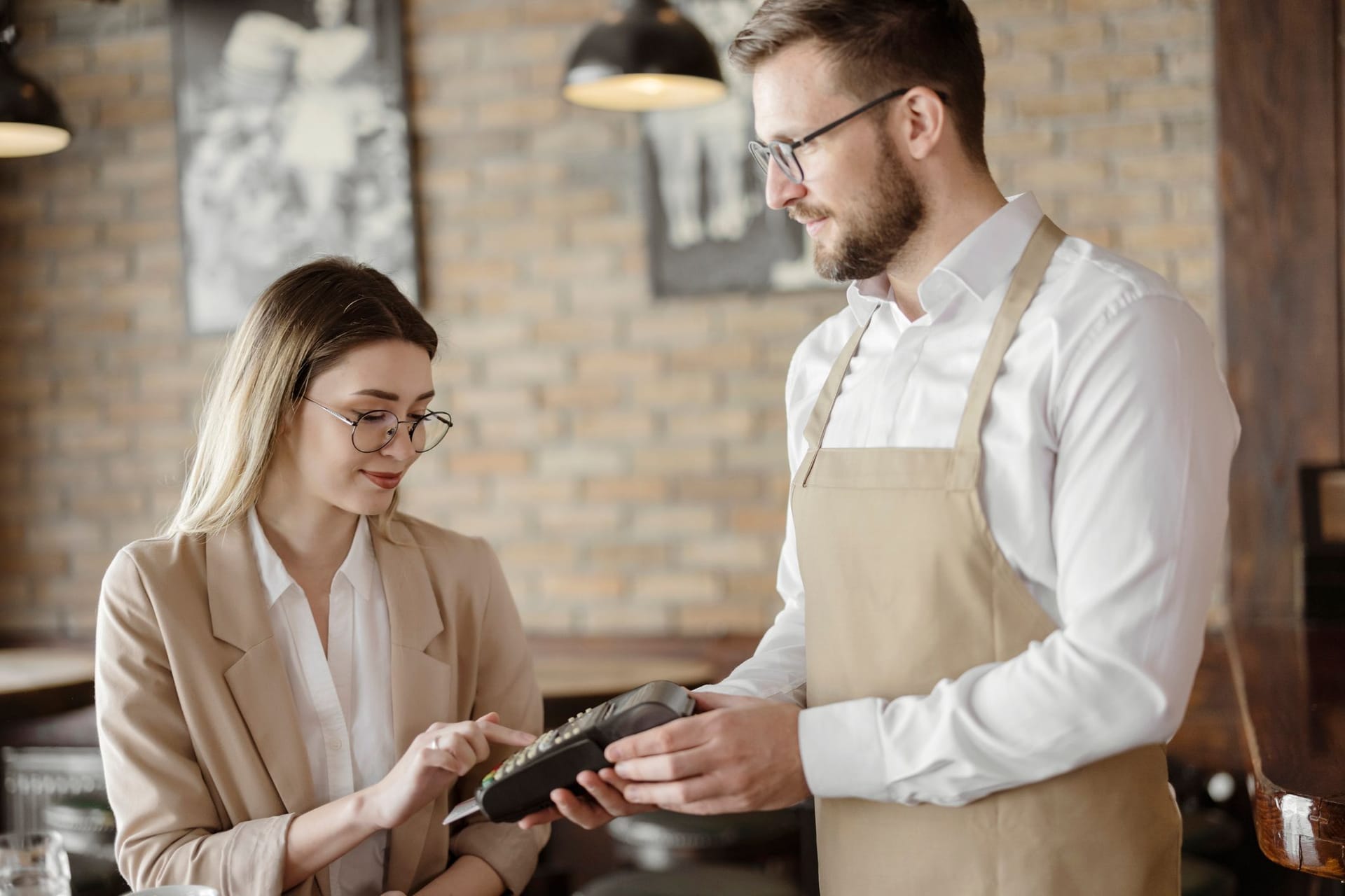 Im Restaurant die Rechnung bezahlen