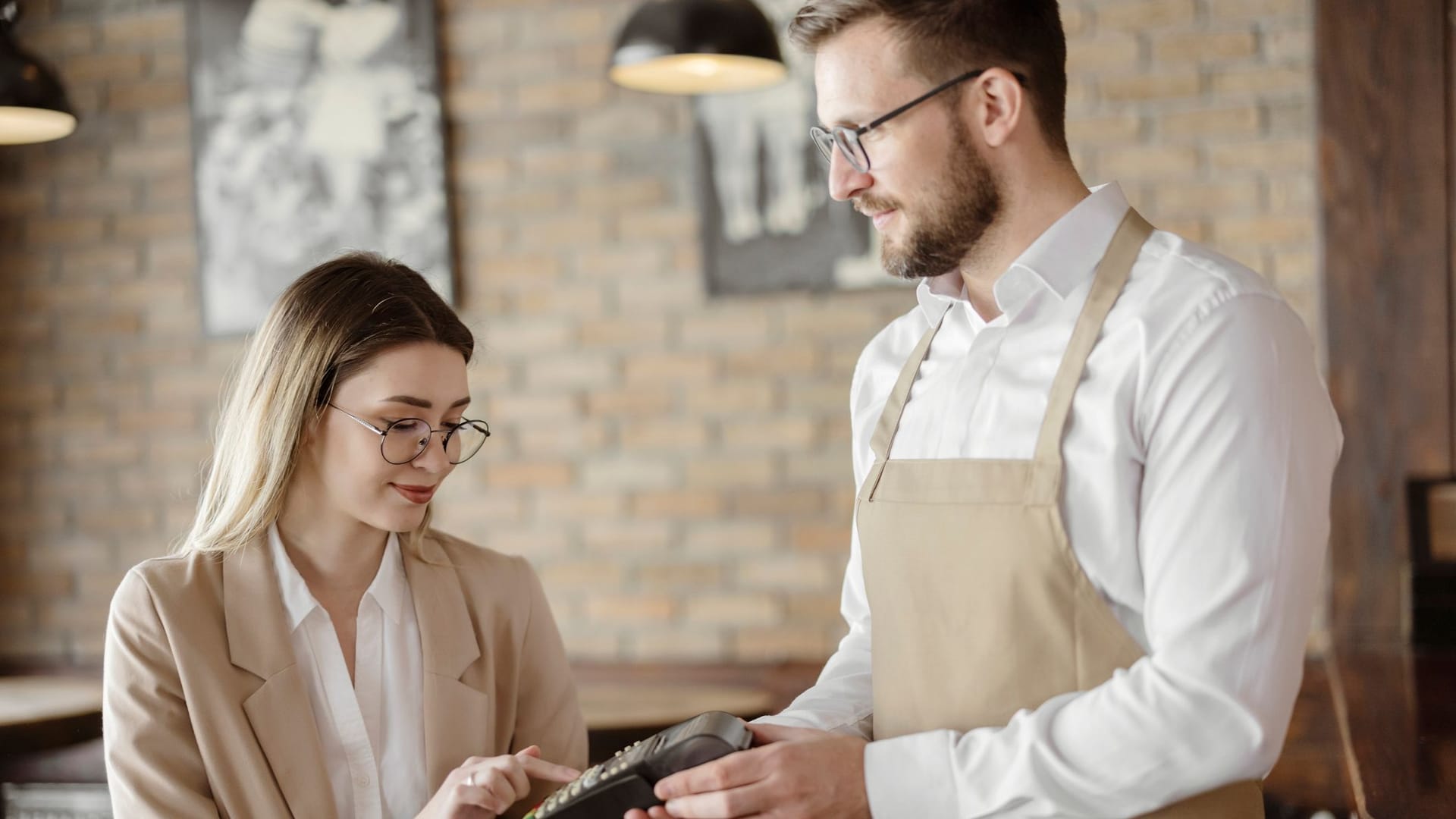 Im Restaurant die Rechnung bezahlen