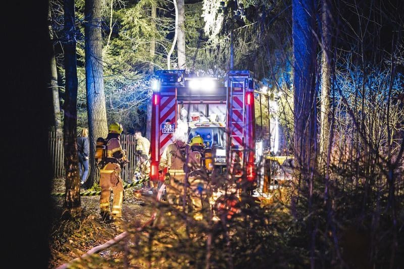 Feuerwehrleute bei nächtlichem Einsatz: Geheimnisvoller Leichenfund wirft viele Fragen auf.