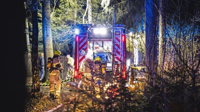 Feuerwehrleute bei nächtlichem Einsatz: Geheimnisvoller Leichenfund wirft viele Fragen auf.