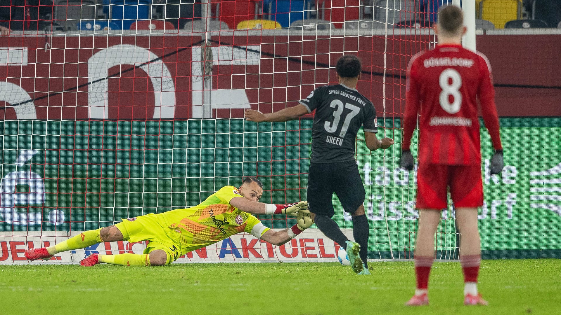 Den ersten Versuch von Julian Green (mit der Nummer 37) konnte Florian Kastenmeier noch abwehren.