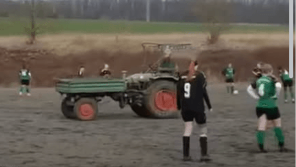 Ungewöhnliche Aktion: Während der Partie SV Friesenhausen und der SG Hendungen fuhr plötzlich ein Traktor über den Platz.
