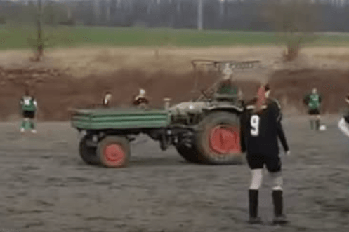 Ungewöhnliche Aktion: Während der Partie SV Friesenhausen und der SG Hendungen fuhr plötzlich ein Traktor über den Platz.