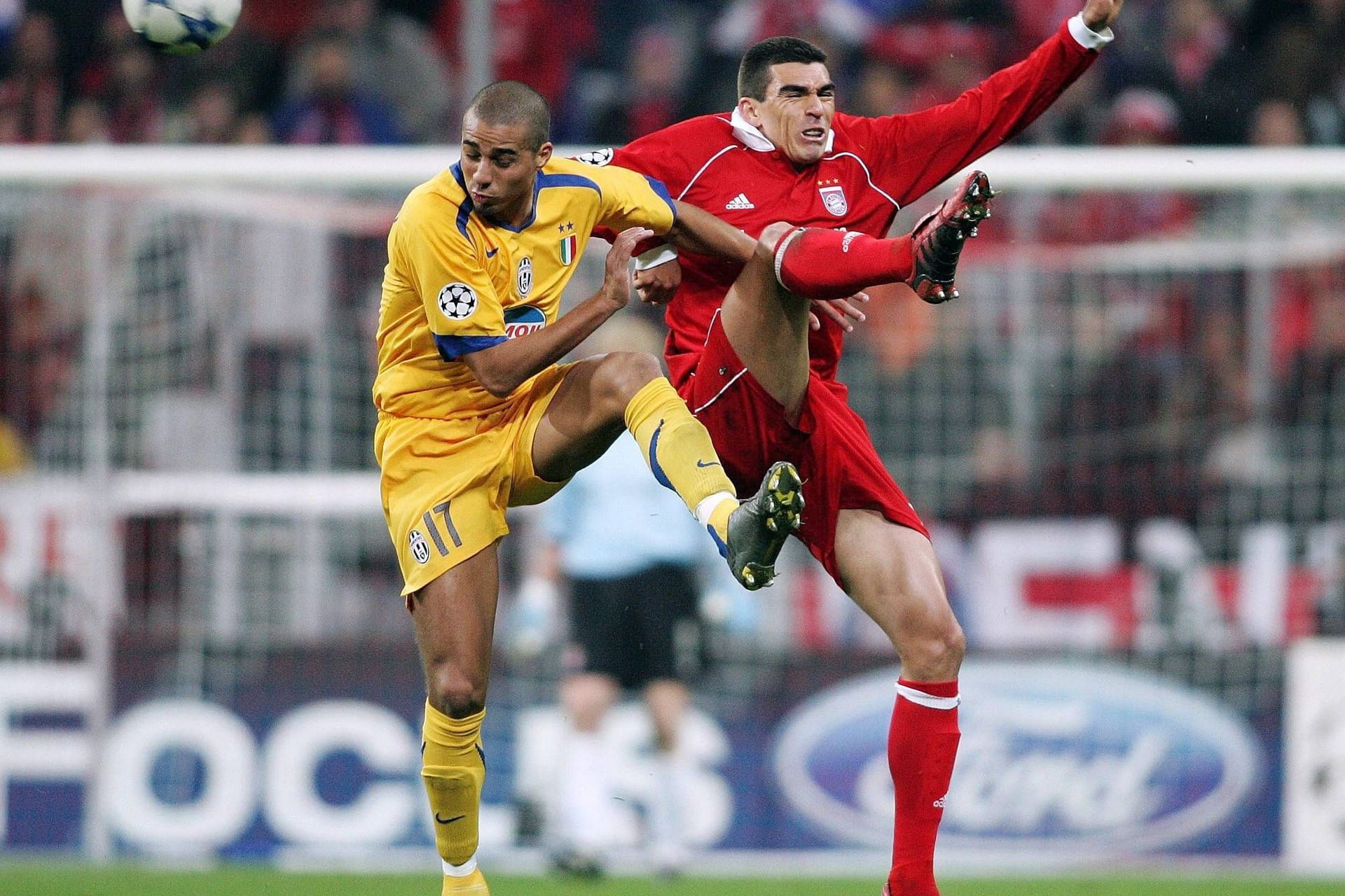 David Trezeguet (l.) und Lúcio (r.) bei einem Spiel zwischen Juventus Turin und dem FC Bayern im Jahr 2005: 20 Jahre später stehen sich beide am Samstag in München in der Halle gegenüber.