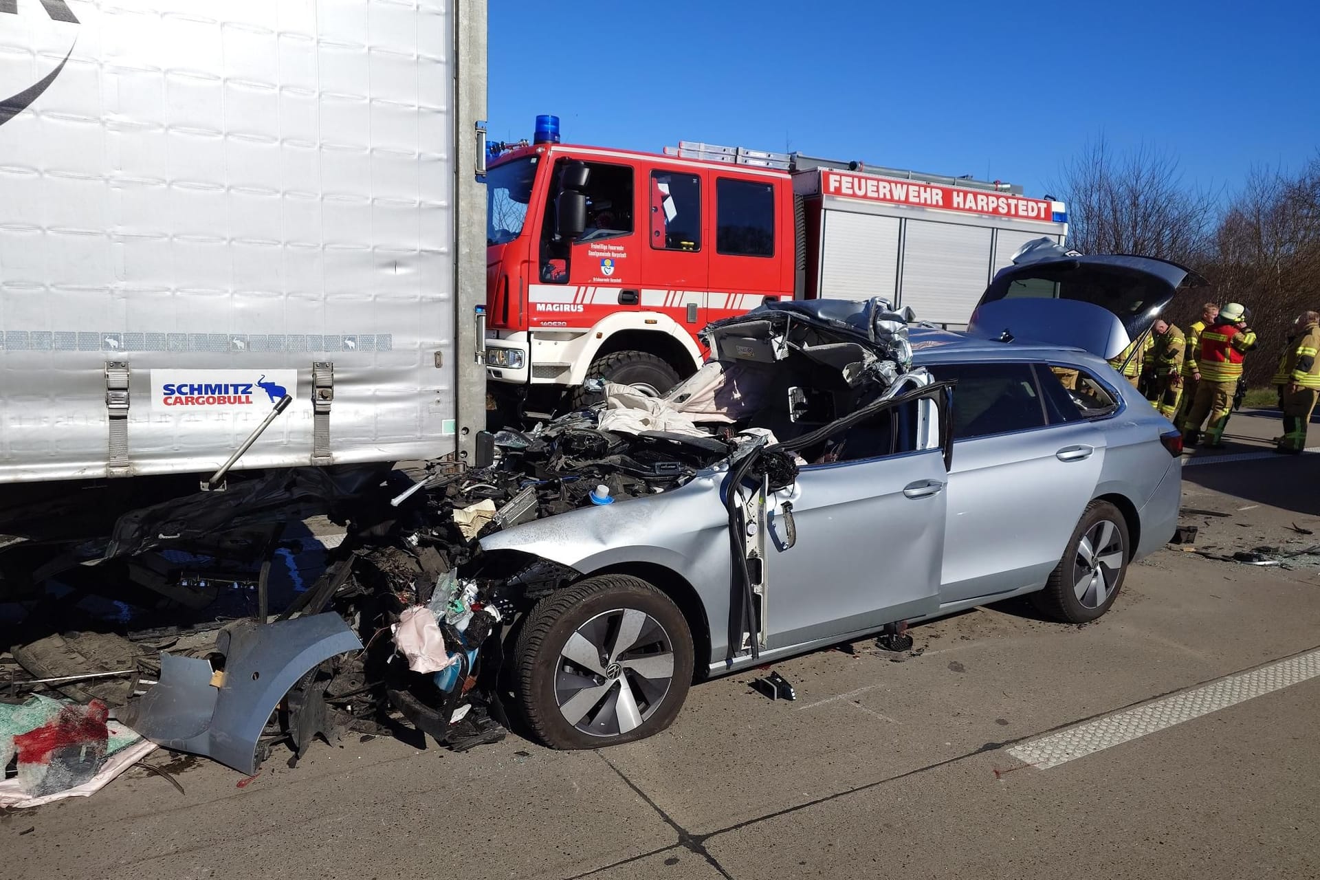 Der deformierte Wagen an der Unfallstelle: Der Fahrer überlebte den Aufprall nicht.