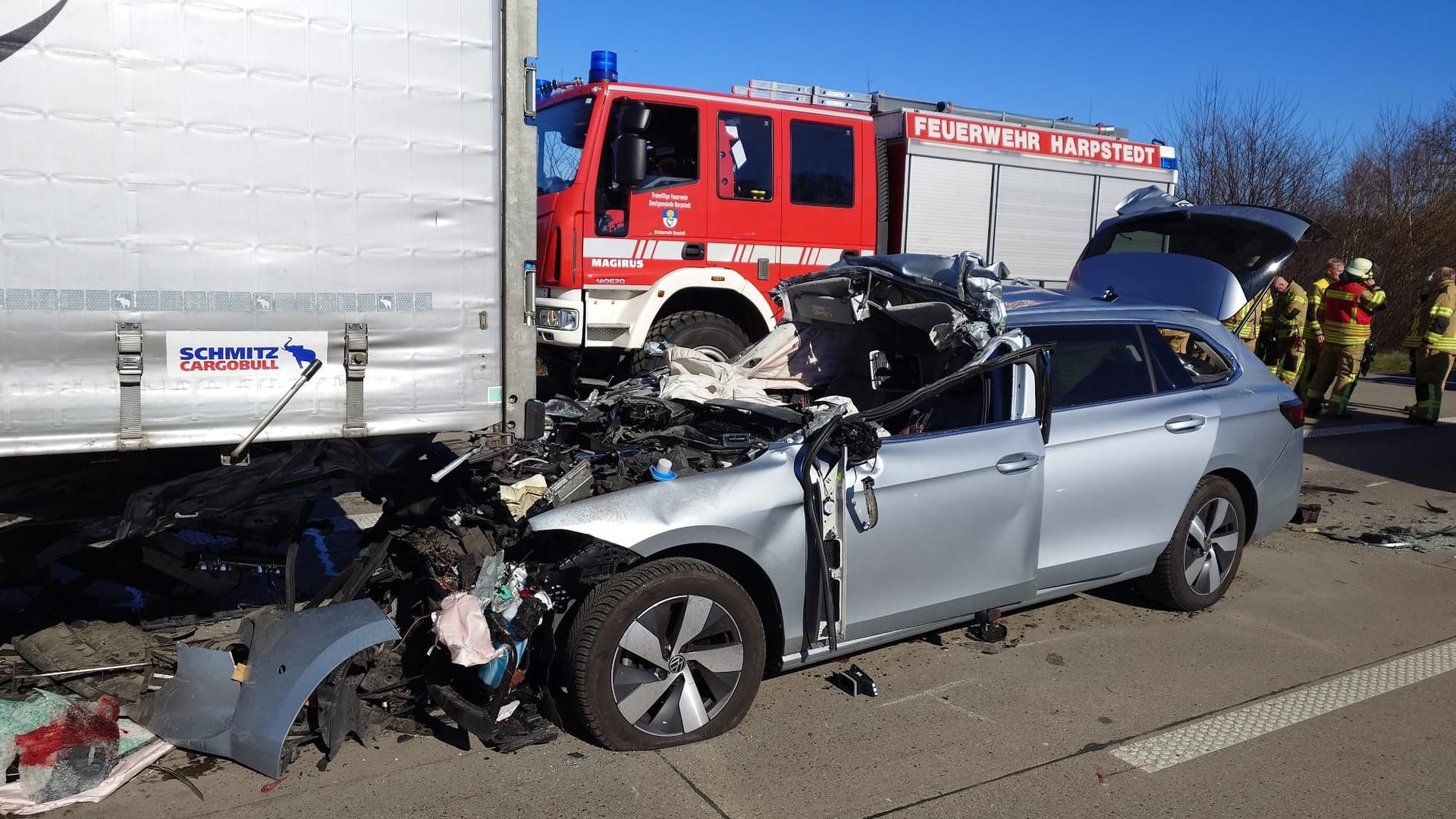 Der deformierte Wagen an der Unfallstelle: Der Fahrer überlebte den Aufprall nicht.