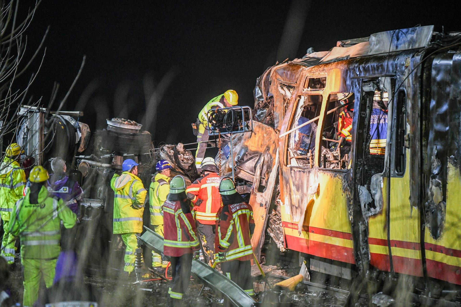 Unfall mit Tanklaster und Stadtbahn