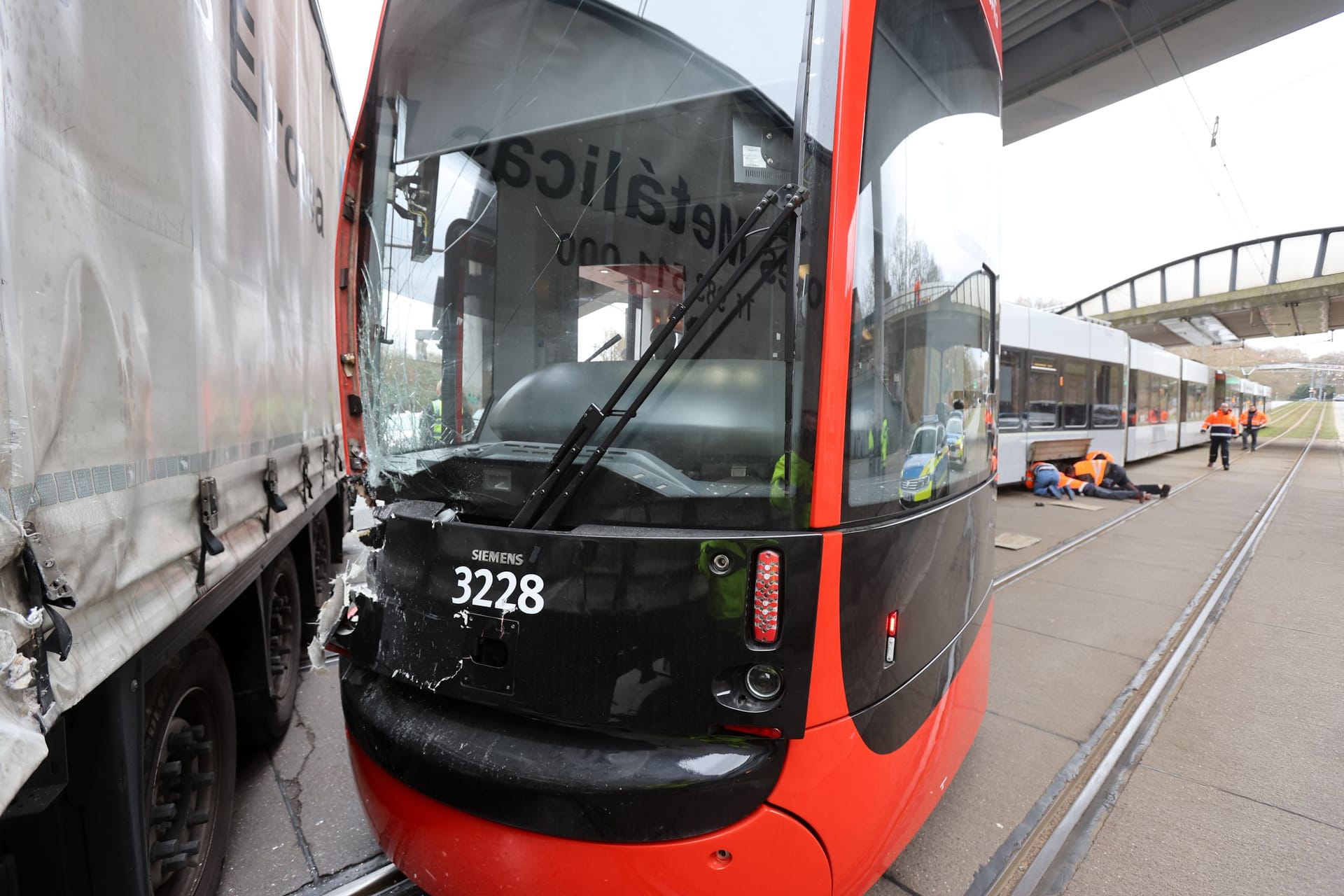 Die Front der Straßenbahn wurde beim Zusammenprall erheblich beschädigt: Wie es zu dem Unfall kam, ist noch unklar.