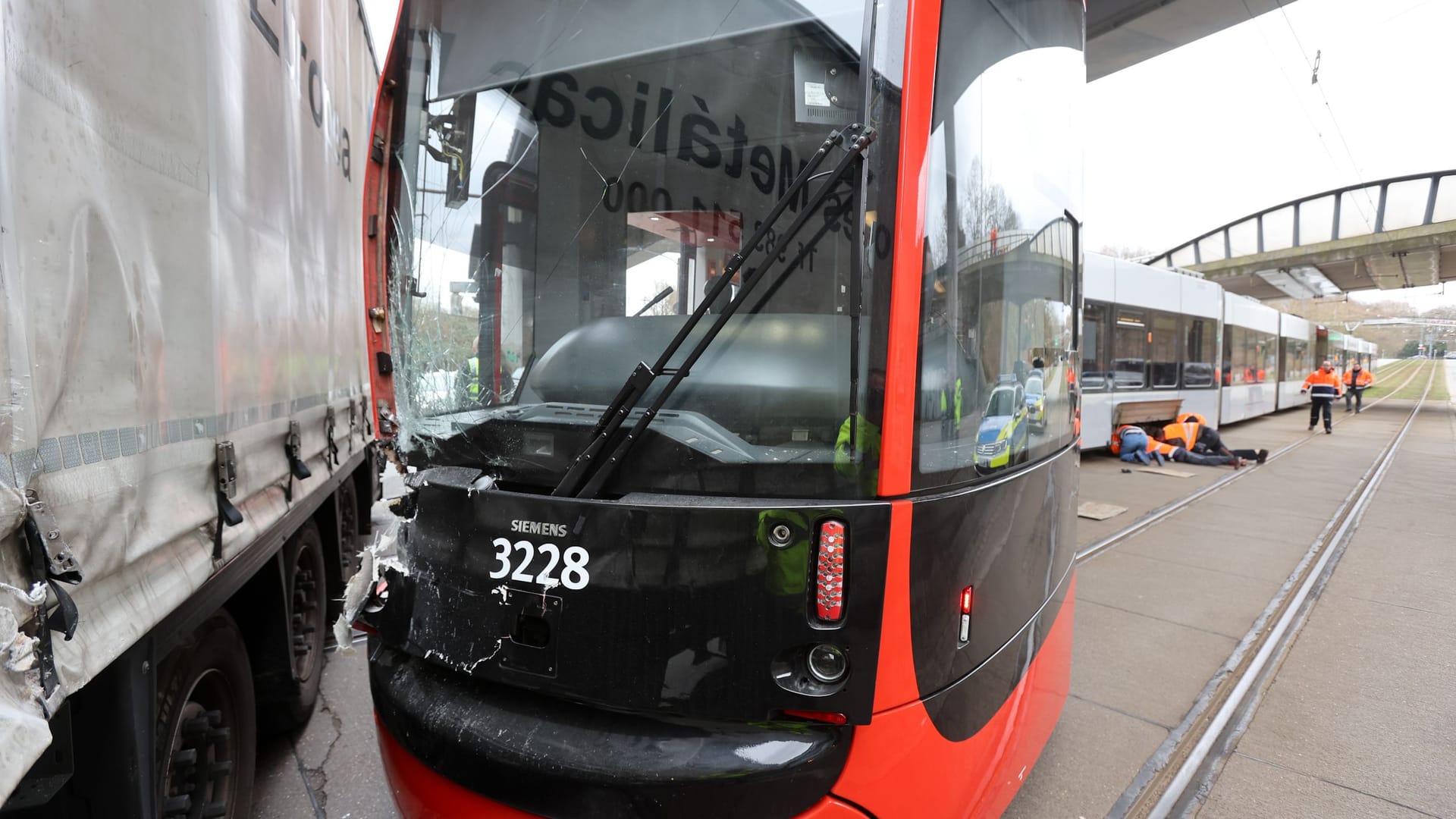 Die Front der Straßenbahn wurde beim Zusammenprall erheblich beschädigt: Wie es zu dem Unfall kam, ist noch unklar.