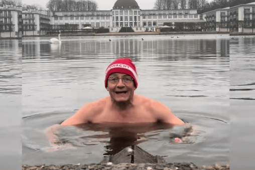 Das Parkhotel am Hollersee in Bremen: Wigald Boning ist zum Eisbaden ins Wasser gestiegen.