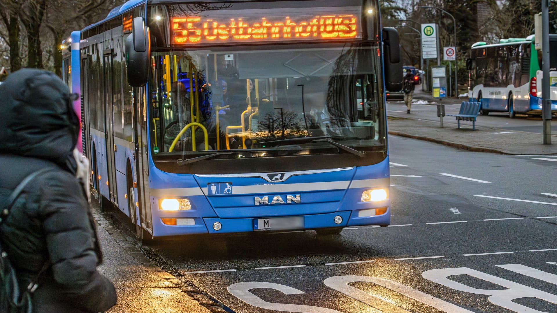 Ein Linienbus ist in München unterwegs (Symbolbild): Der Vorfall ereignete sich an der Haltestelle Ständlerstraße in Obergiesing.