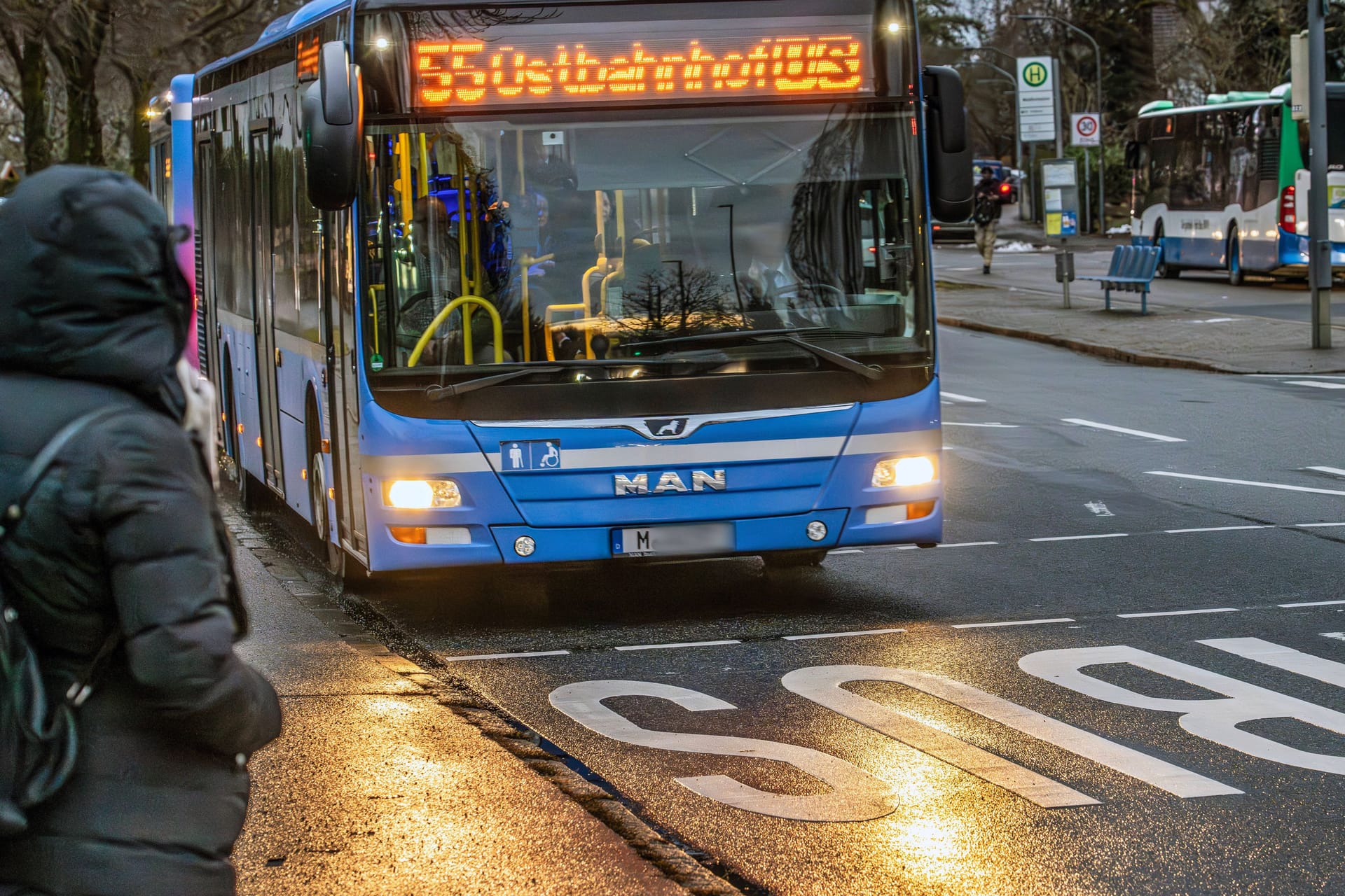 Ein Linienbus ist in München unterwegs (Symbolbild): Der Vorfall ereignete sich an der Haltestelle Ständlerstraße in Obergiesing.