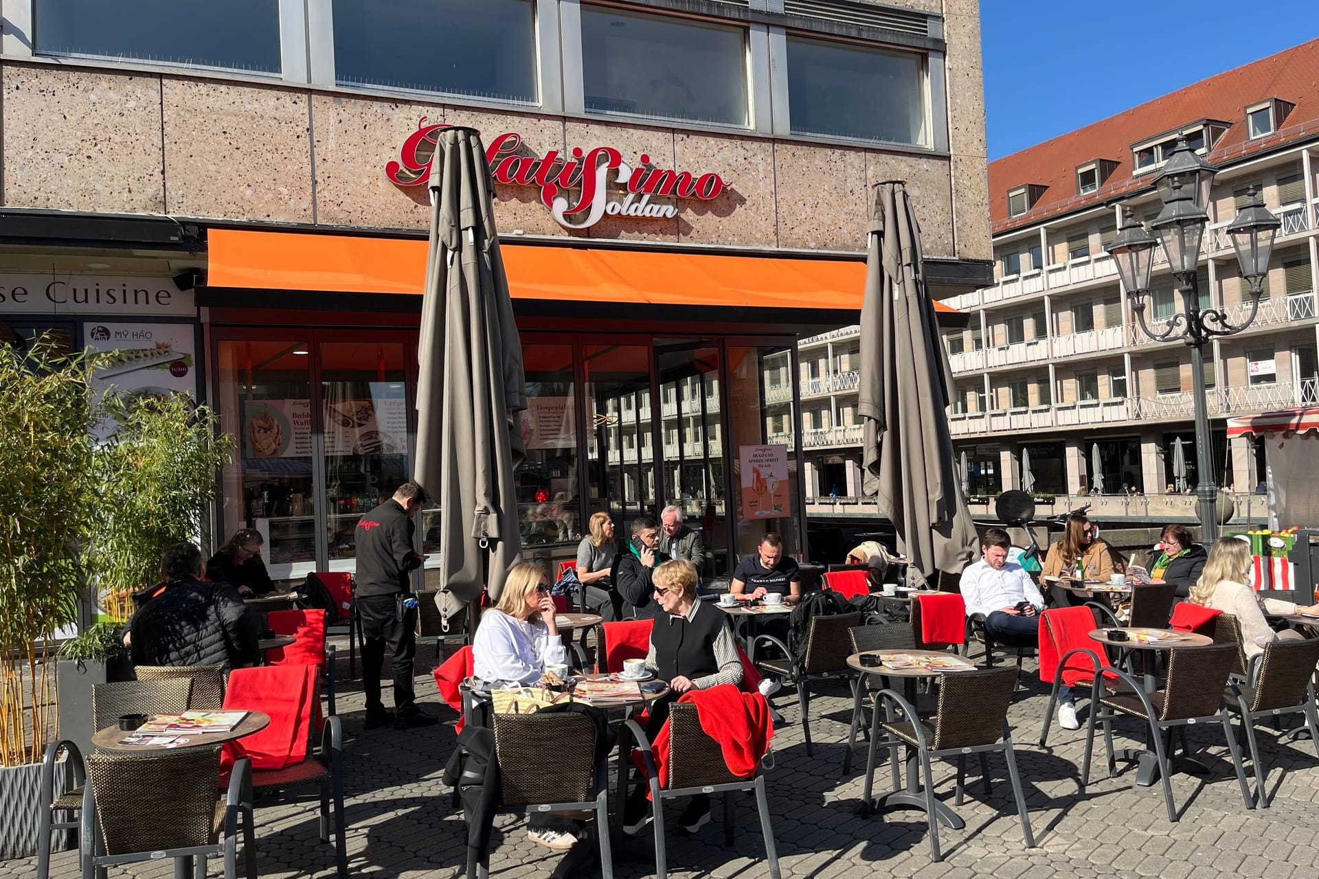 Eine Eisdiele in der Nürnberger Innenstadt: Rund um den Hauptmarkt haben schon einige Eisdielen geöffnet.