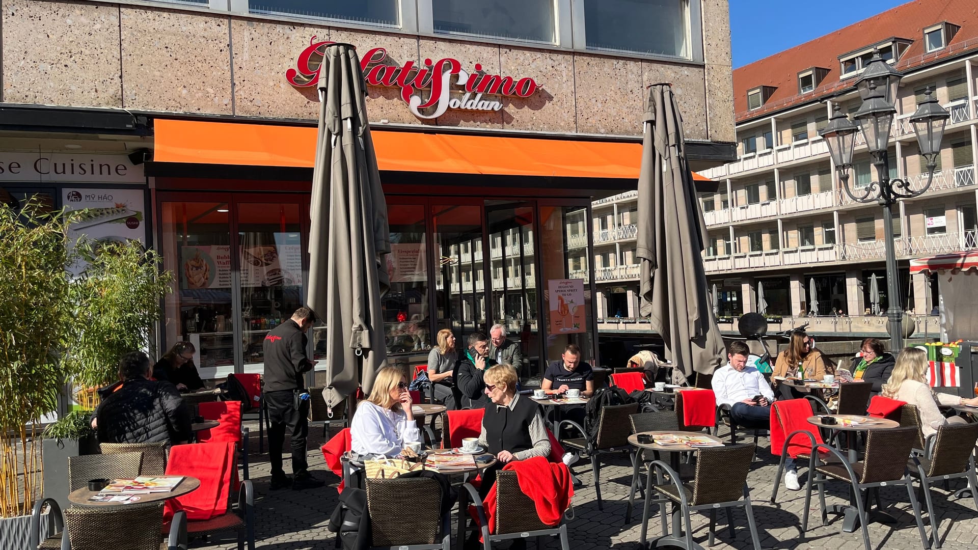 Eine Eisdiele in der Nürnberger Innenstadt: Rund um den Hauptmarkt haben schon einige Eisdielen geöffnet.