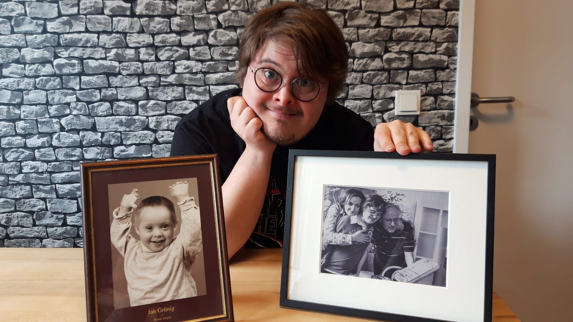 Bekannt aus dem TV: Der Schauspieler Jan Grünig mit Fotos aus den frühen Jahren seiner Zeit bei der Serie "Lindenstraße".