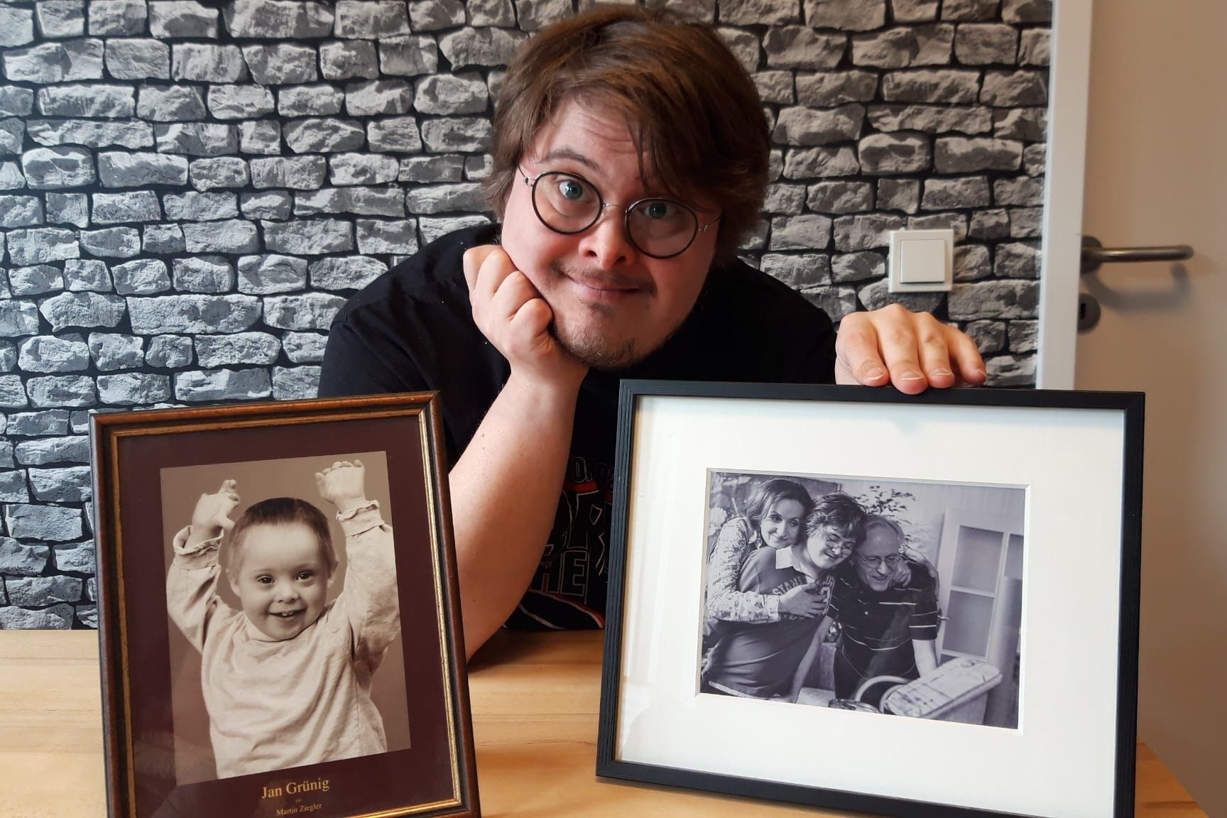 Bekannt aus dem TV: Der Schauspieler Jan Grünig mit Fotos aus den frühen Jahren seiner Zeit bei der Serie "Lindenstraße".