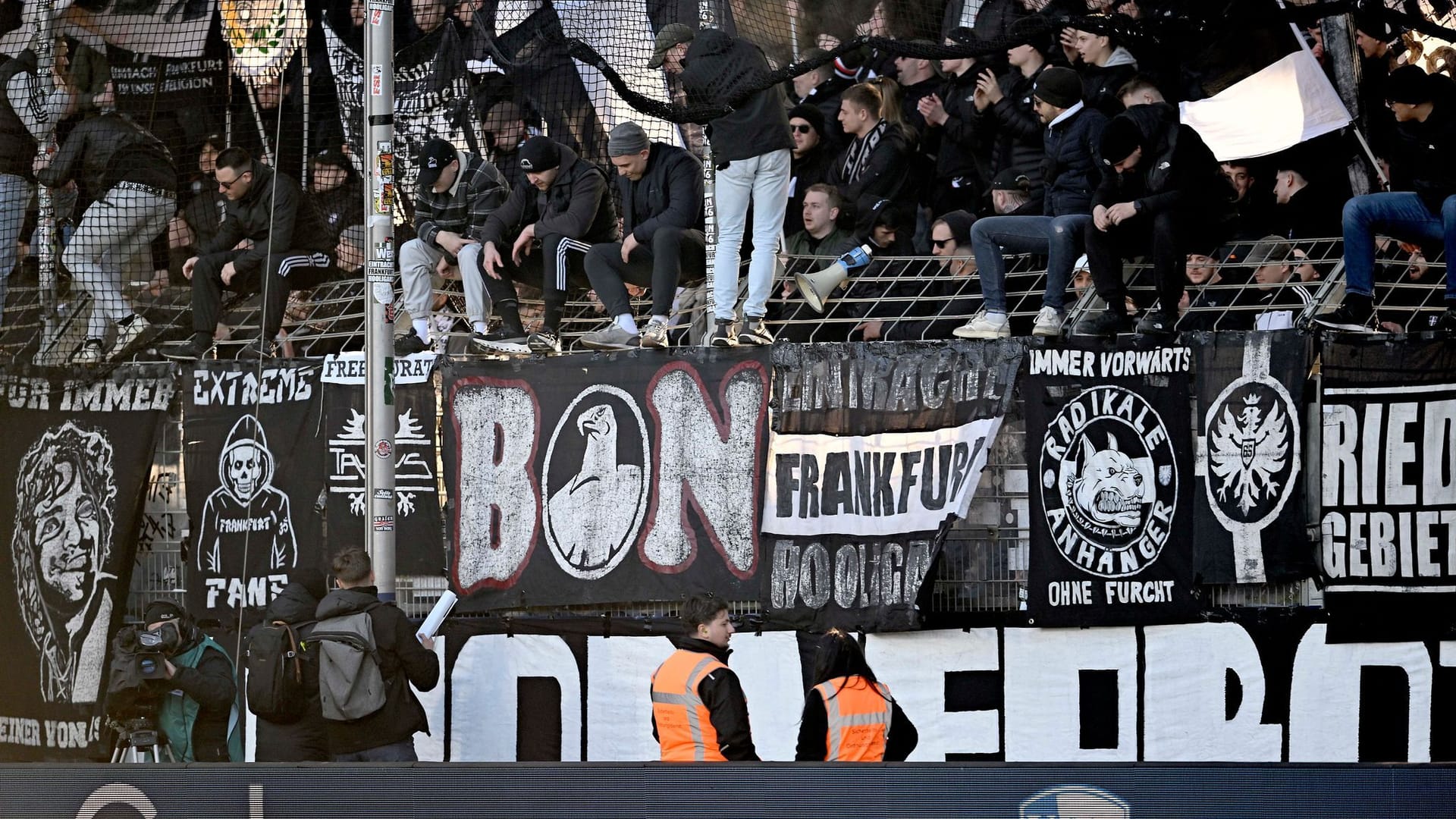 EIN FANBANNER BLOCKIERT Einen Fluchtweg Im Bochumer Ruhrstadion