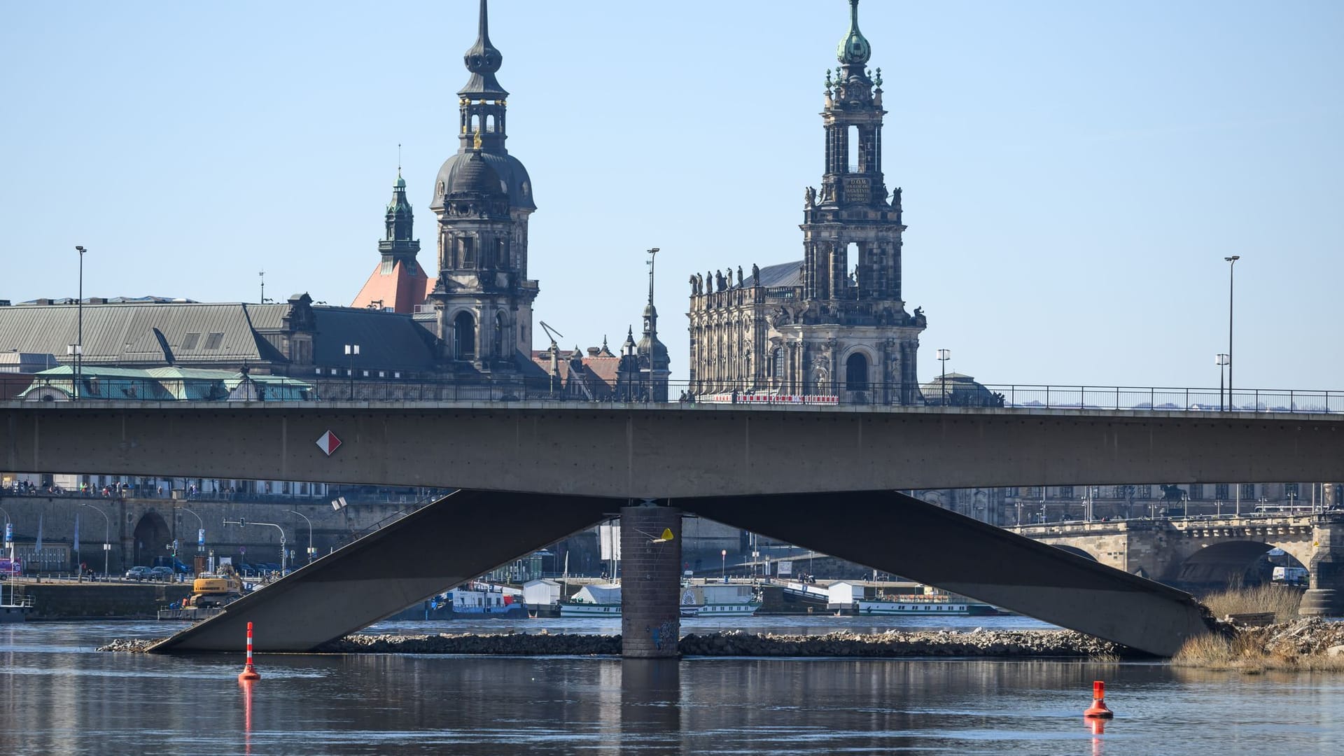 Carolabrücke Dresden beschmiert