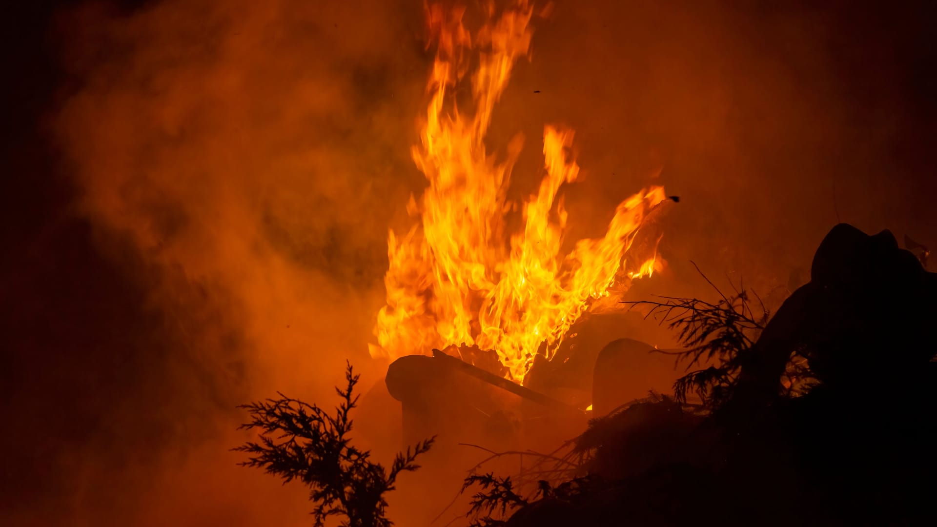 Feuer (Symbolbild): In Wales hat am Dienstagabend ein Berg Feuer gefangen.