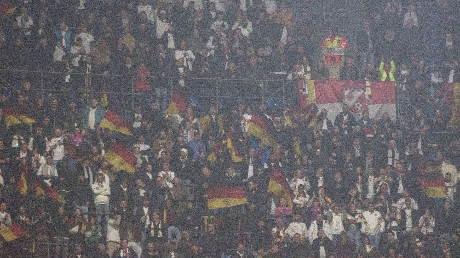 Der gut gefüllte Gästeblock unter dem Dach des Giuseppe-Meazza-Stadions.