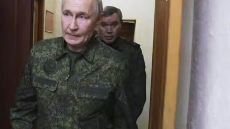 Auf diesem Bild aus einem vom Pressedienst des russischen Präsidenten veröffentlichten Video besucht der russische Präsident Wladimir Putin das Militärhauptquartier in der Region Kursk.