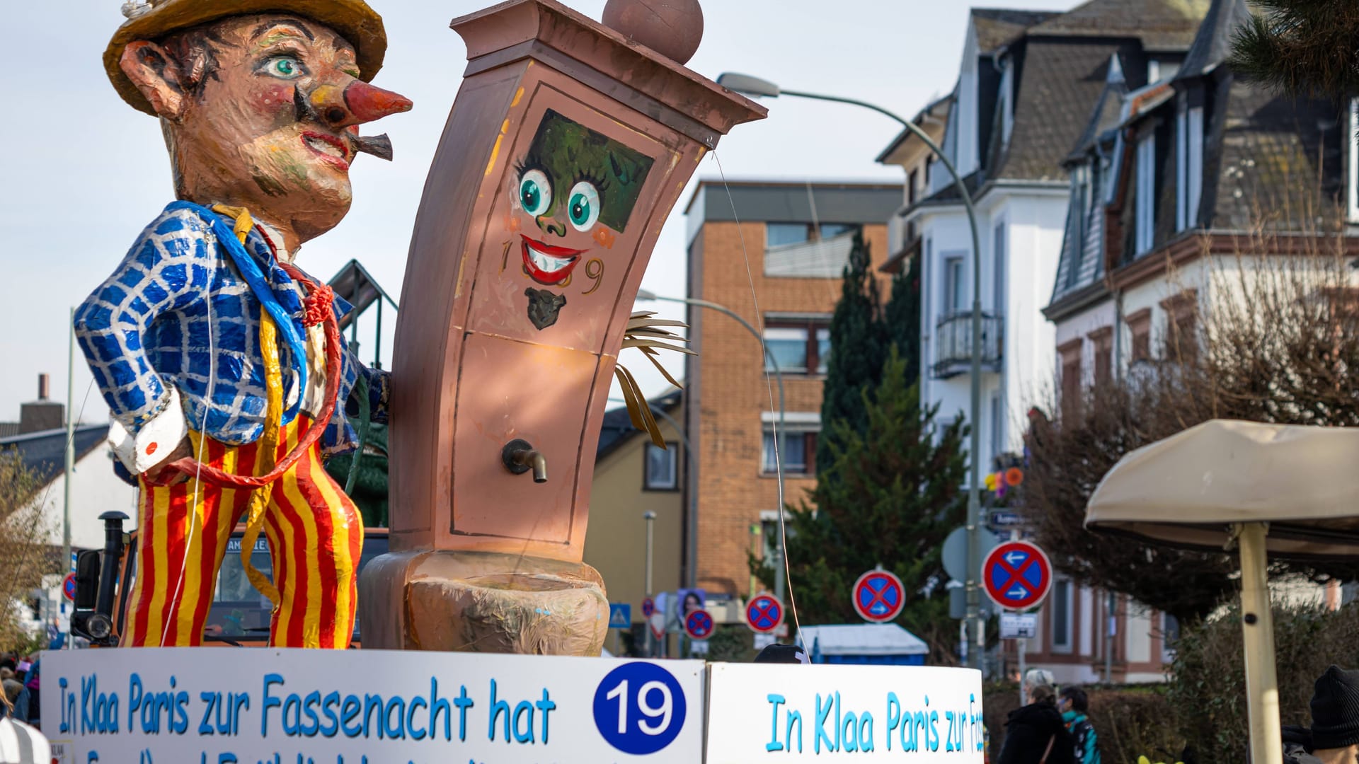 Fastnachtsumzug Klaa Paris im Frankfurter Stadtteil Heddernheim Der erste Zugwagen beim traditionellen Frankfurter Fastnachtsumzug Klaa Paris zeigt das Wahrzeichen des Stadtteils: Die sog. Heddernheimer Gemaa Bumb Gemeinde-Pumpe.