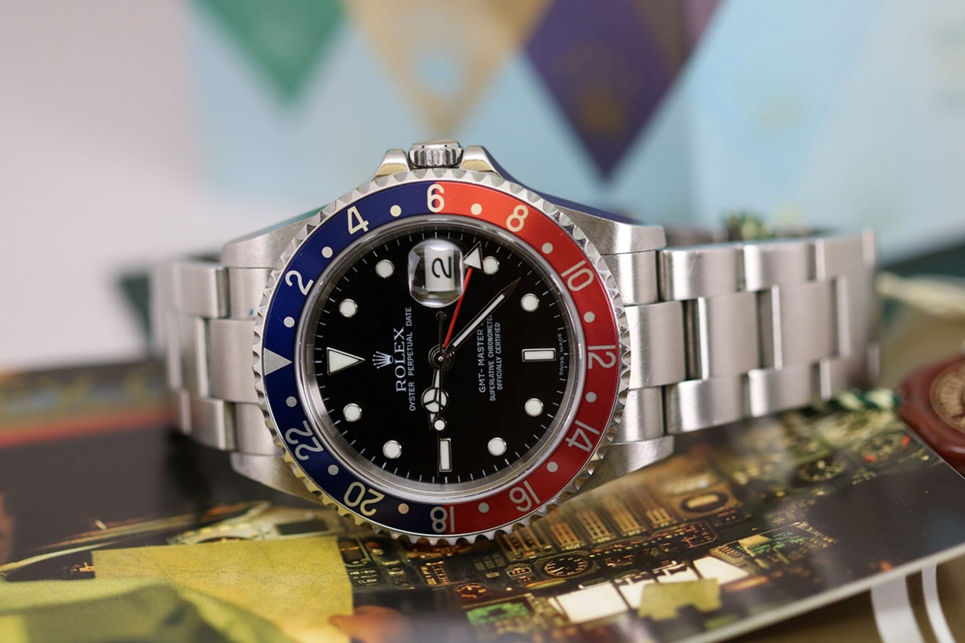 Eine Rolex GMT Master (Archivbild): Unter anderem ließen die Diebe zwei Rolex-Uhren mitgehen.