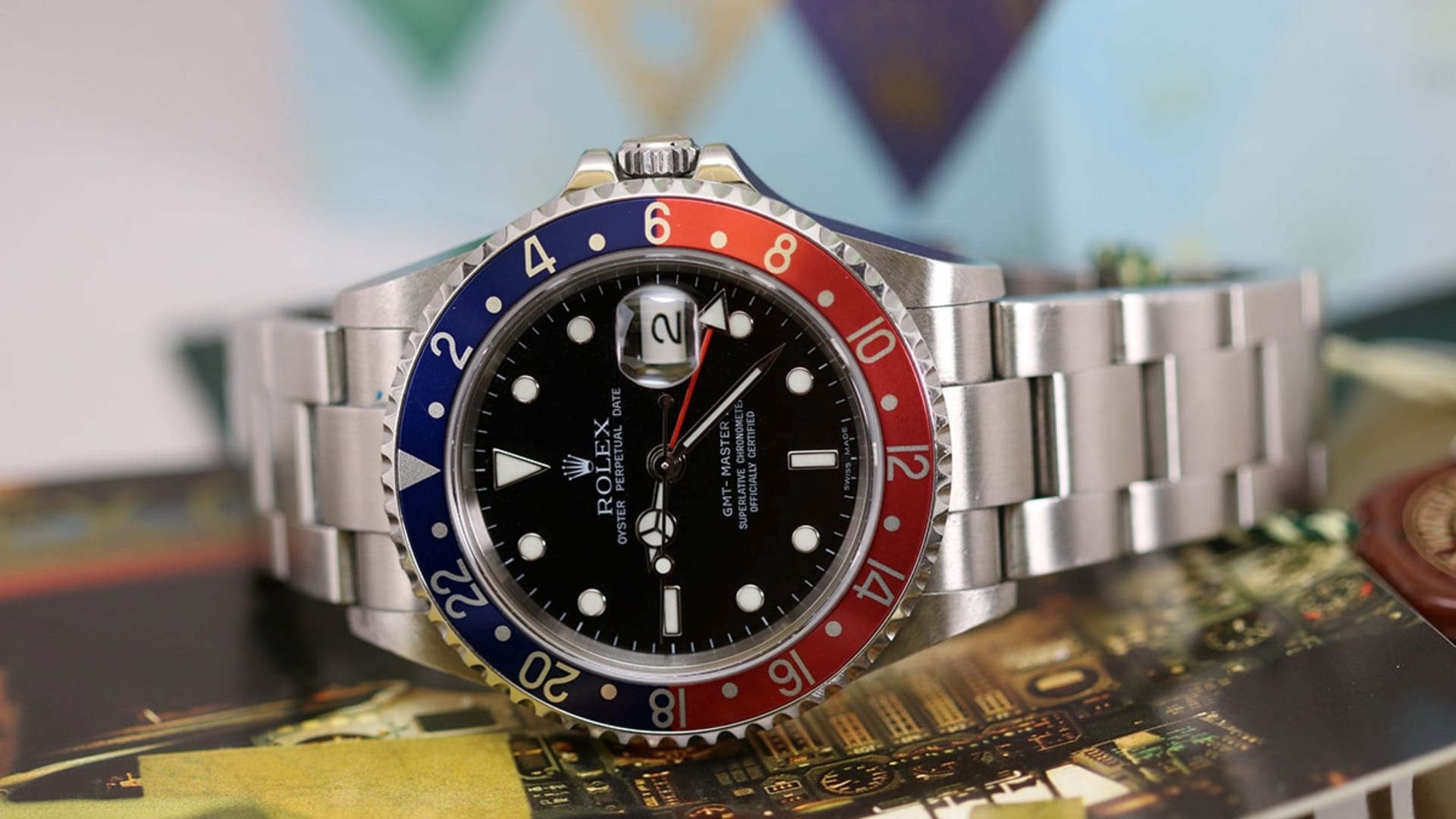 Eine Rolex GMT Master (Archivbild): Unter anderem ließen die Diebe zwei Rolex-Uhren mitgehen.