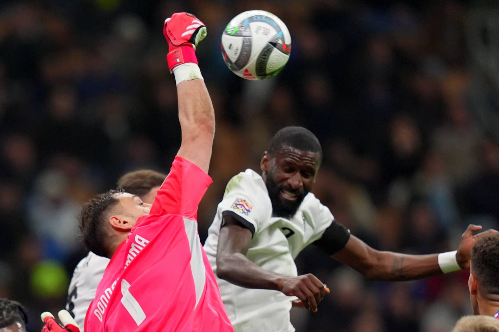 Antonio Rüdiger: Ging hochmotiviert und emotional ins Spiel. Legte sich immer wieder mit Gegnern an, sei es Donnarumma oder Tonali. Verteidigte zudem sehr offensiv, ging immer wieder weit nach vorn, besonders auffällig war sein Ausflug in den gegnerischen Strafraum kurz nach der Pause. Gegen ihn kam Kean selten durch. Note 3