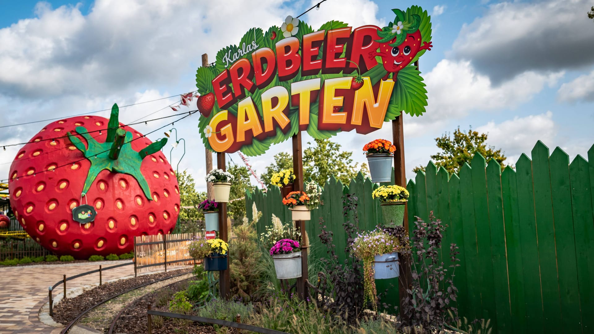 Erdbeerhof in Elstal an der B5: In dem beliebten Freizeitpark dreht sich alles um Erdbeeren.