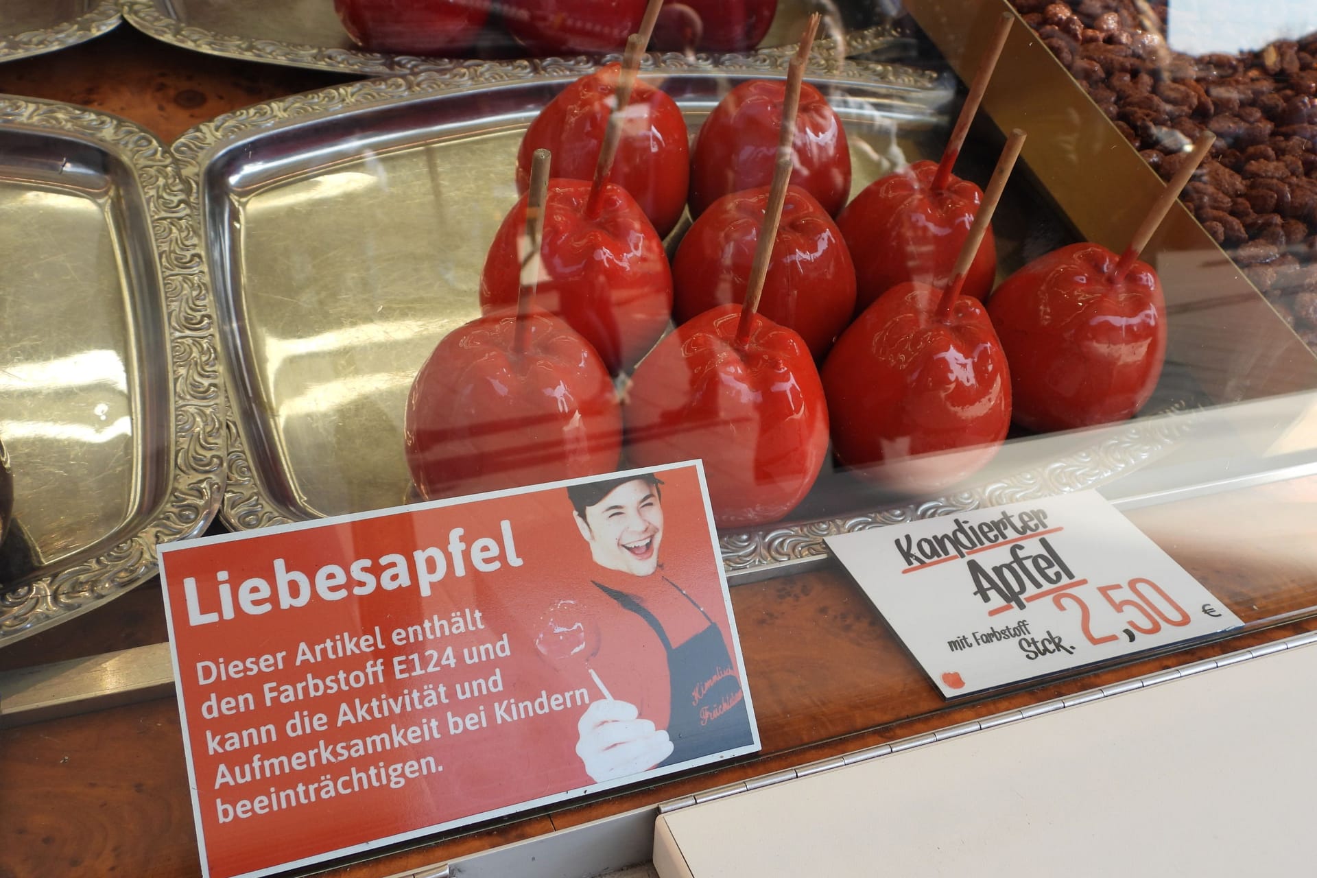 Warnung vor dem Verzehr von Liebesäpfeln: Auf dem Hamburger Dom sorgen Hinweisschilder für Aufsehen.