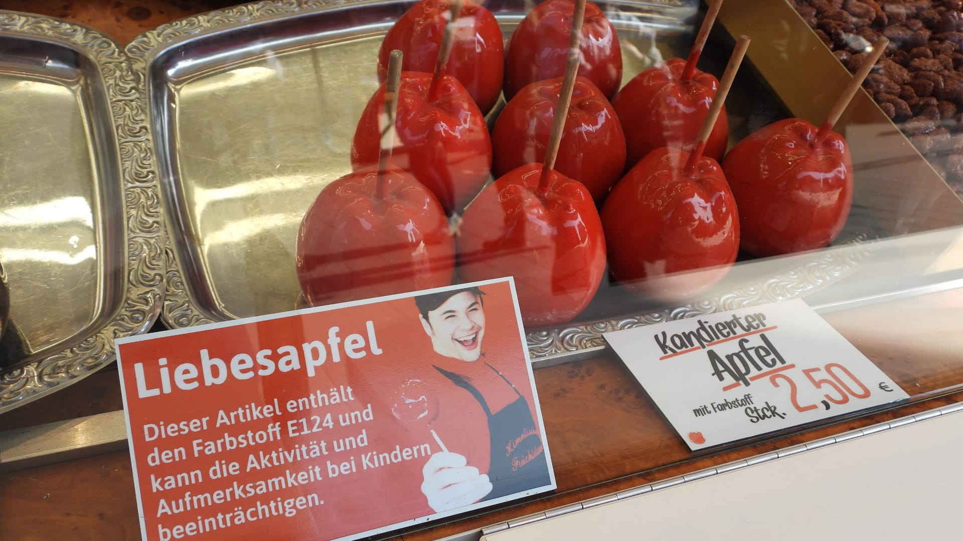 Warnung vor dem Verzehr von Liebesäpfeln: Auf dem Hamburger Dom sorgen Hinweisschilder für Aufsehen.