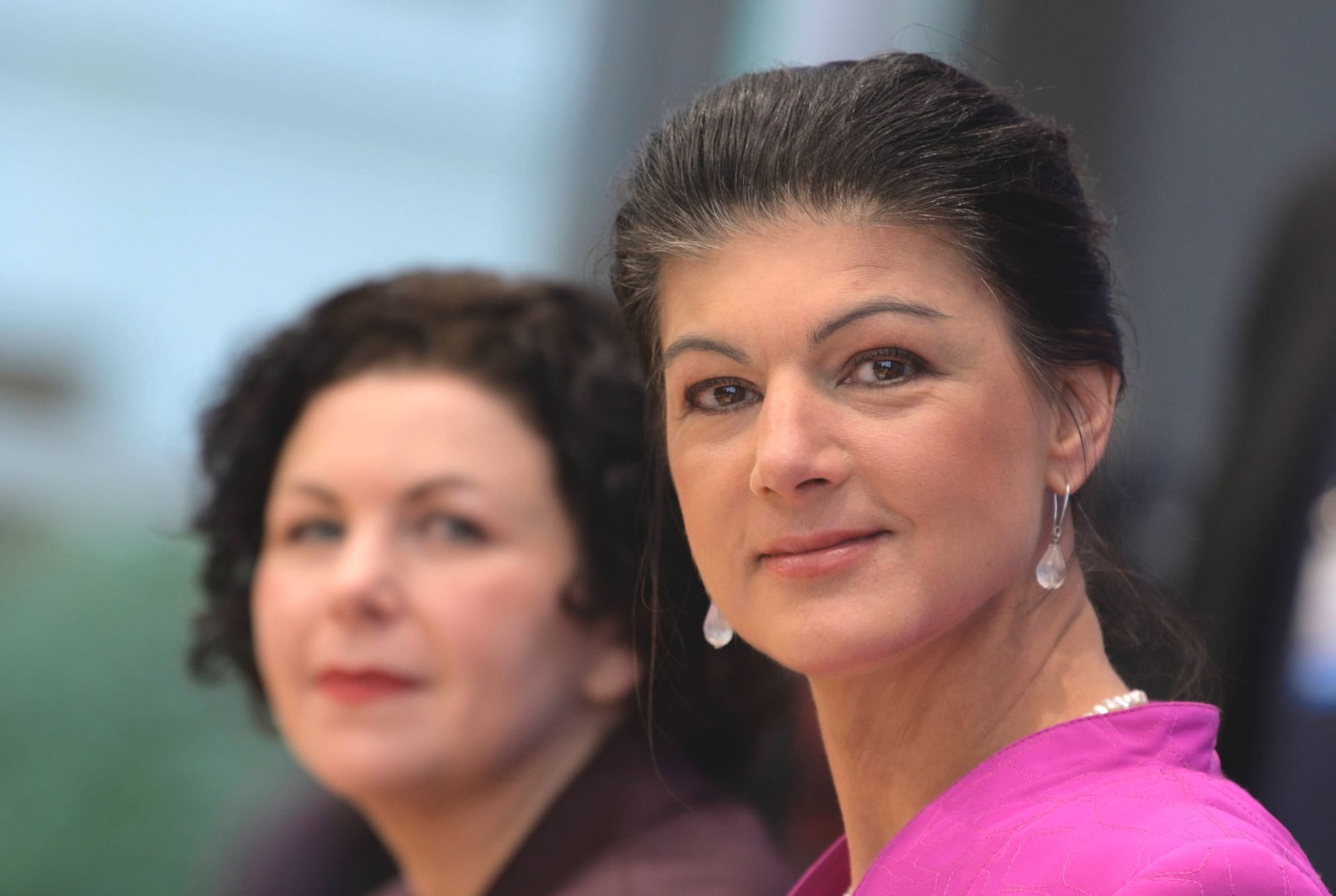 Wagenknecht (r.) und Amira Mohamad Ali. Die beiden Politikerinnen waren früher gemeinsam bei der Linkspartei aktiv. Diese hatte bei der Wahl einen Überraschungserfolg erzielen können.