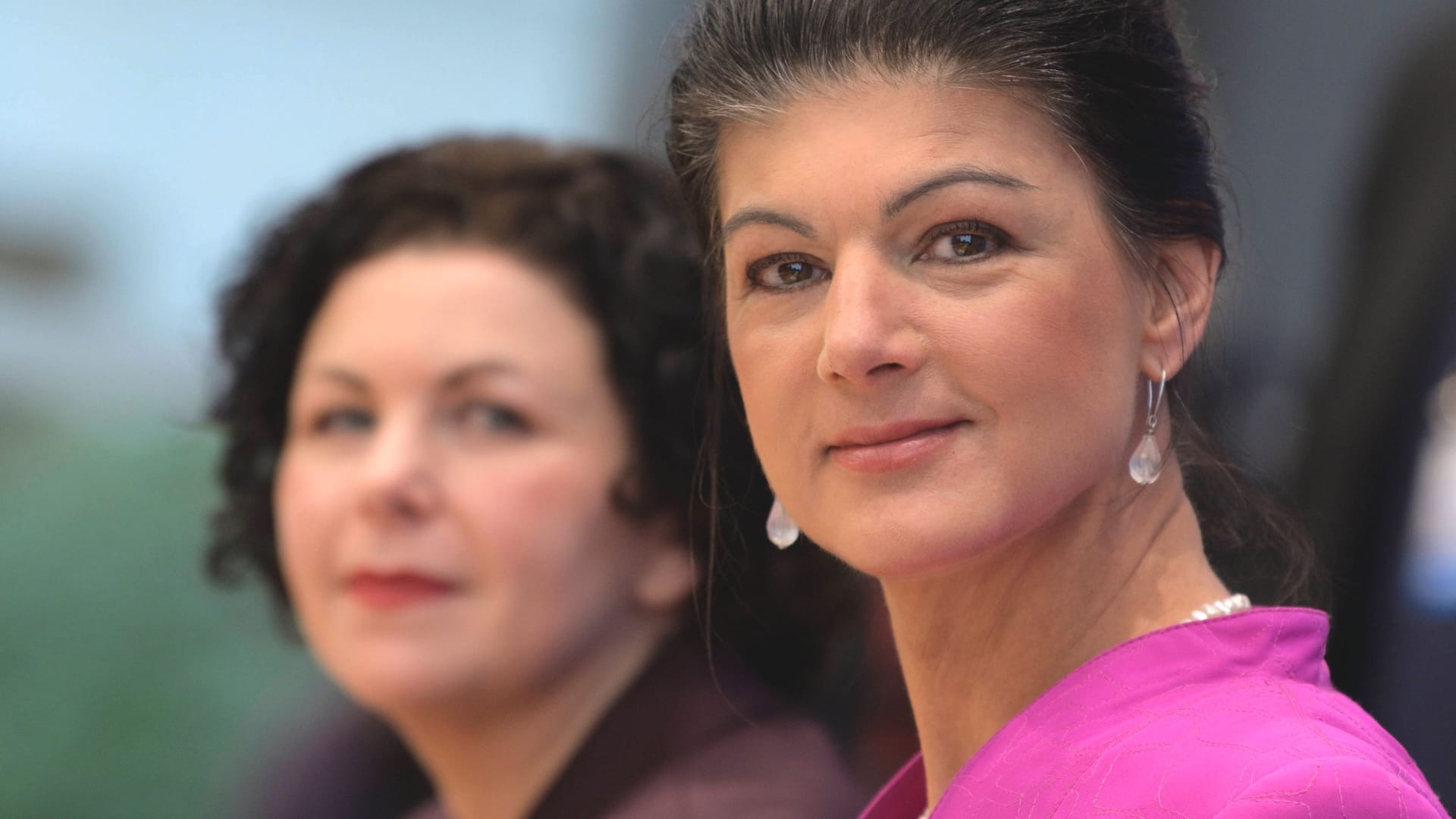 Wagenknecht (r.) und Amira Mohamad Ali. Die beiden Politikerinnen waren früher gemeinsam bei der Linkspartei aktiv. Diese hatte bei der Wahl einen Überraschungserfolg erzielen können.