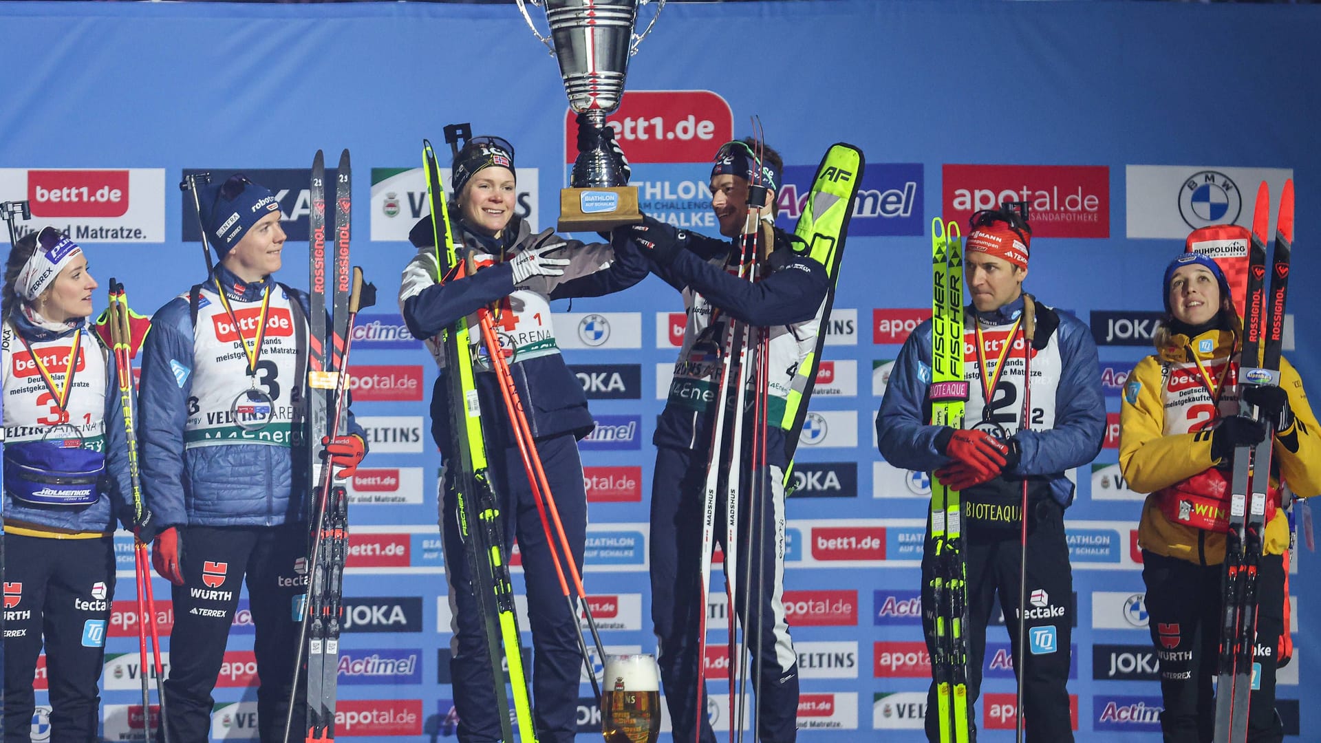 Biathlon auf Schalke im Dezember 2024: Philipp Nawrath (Zweiter von rechts) schaut zu seiner Freundin, der Siegerin, Karoline Offigstadt Knotten rüber.