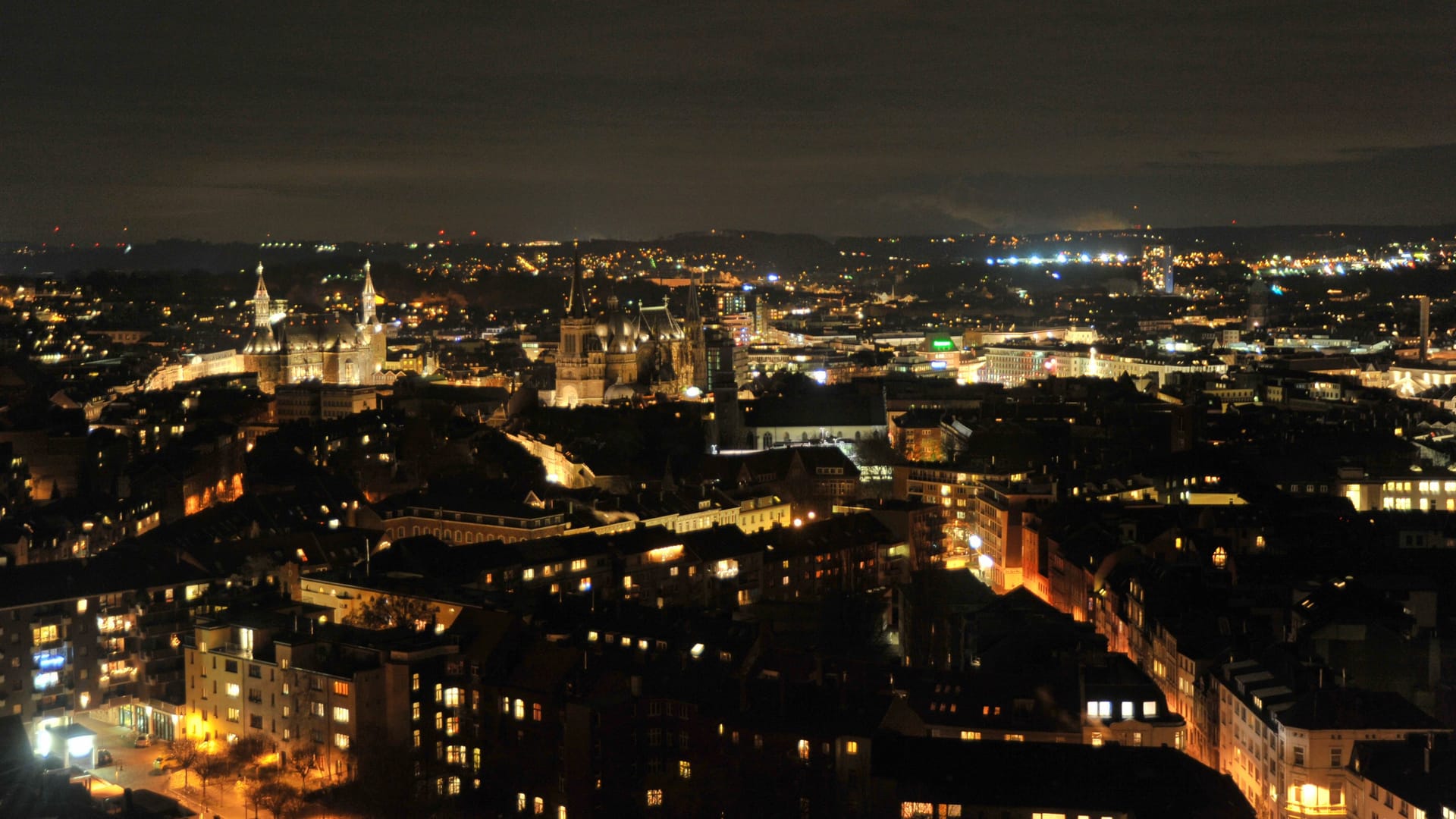 Das beleuchtete Aachen bei Nacht (Archivbild): Während der Earth Hour gehen viele Lichter aus.