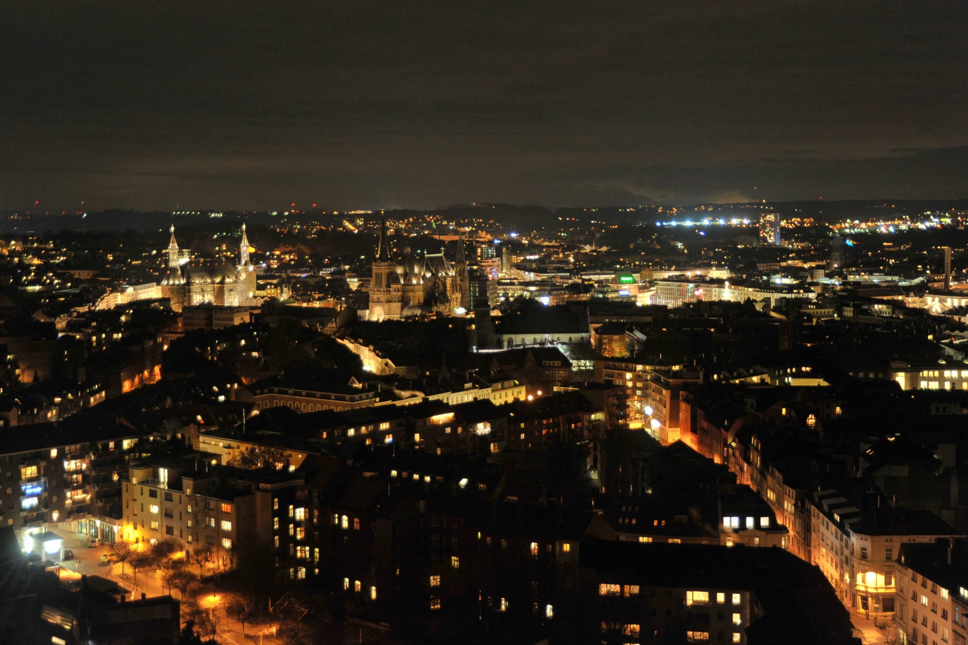 Das beleuchtete Aachen bei Nacht (Archivbild): Während der Earth Hour gehen viele Lichter aus.