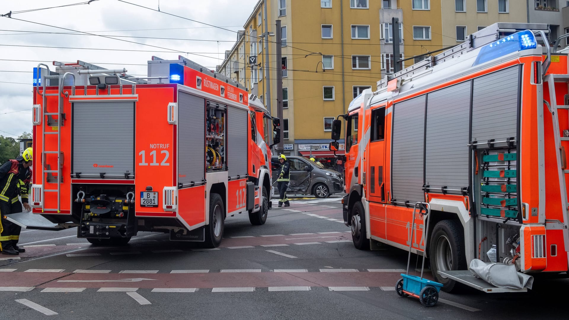 Berliner Feuerwehr bei einem Einsatz auf der Kreuzung (Symbolbild): Am Dienstagmorgen kam es zu dem Unfall.