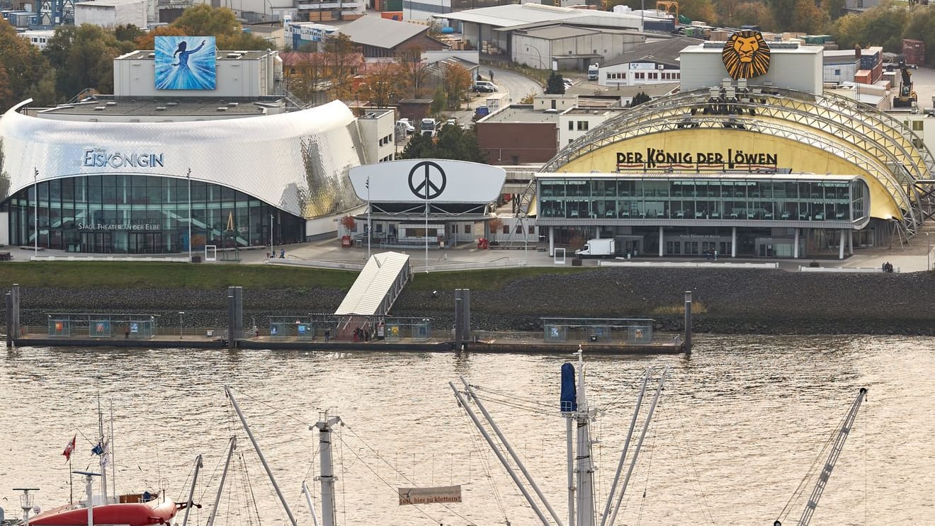 Blick auf die Stage-Musical-Theater im Hamburger Hafen (Archivbild): Das Unternehmen feiert sein 25. Jubiläum mit einer besonderen Show.