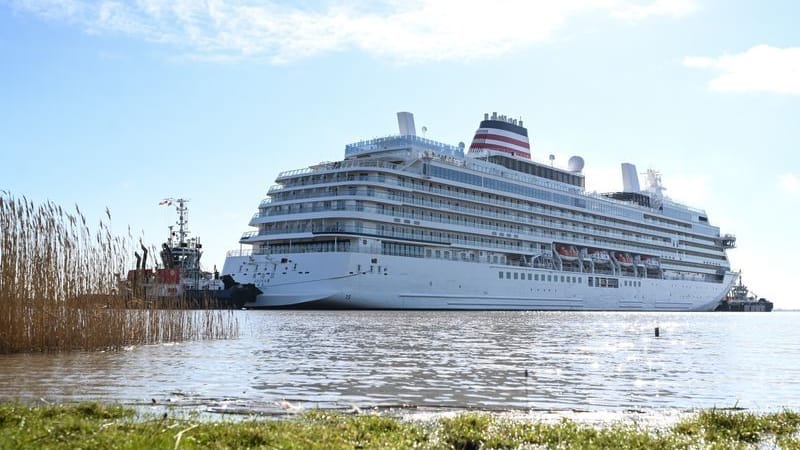 Am Sonntagnachmittag erreichte der Luxusliner das Emssperrwerk bei Gandersum.