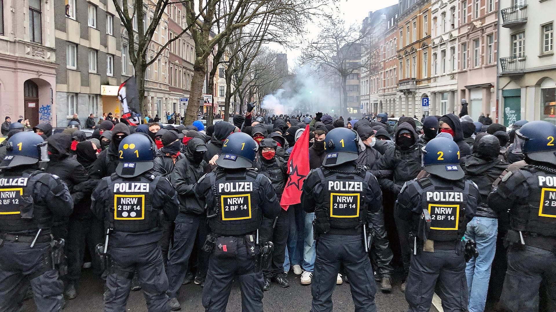 Gegendemonstranten umstellt: Beim Neonazi-Aufmarsch am 18. Januar kam eine Spezialeinheit der Polizei – die BFE – zum Einsatz.