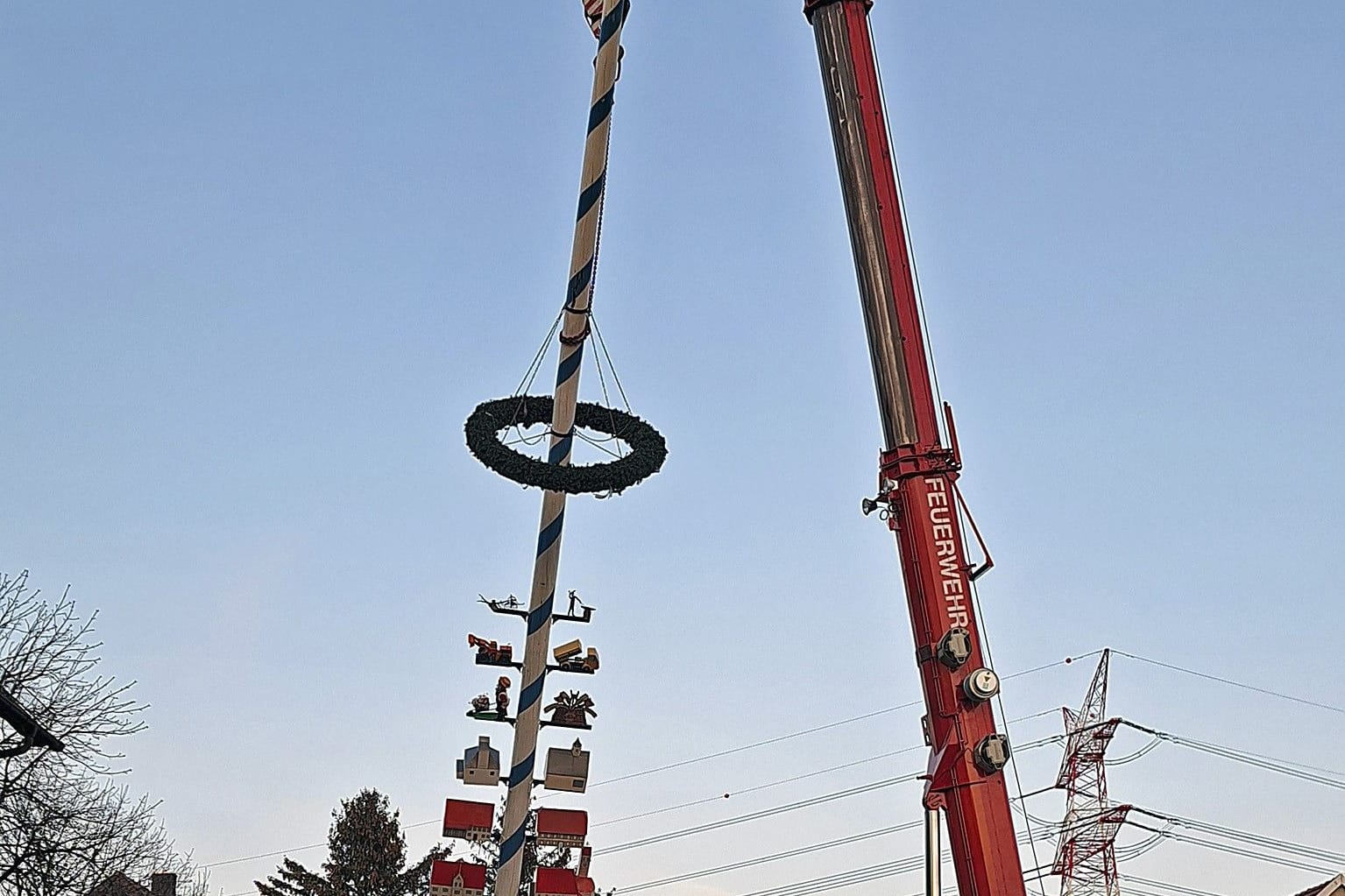 Die Feuerwehr am Einsatzort: Mit einem Kran konnte der Maibaum ohne Probleme umgelegt werden.